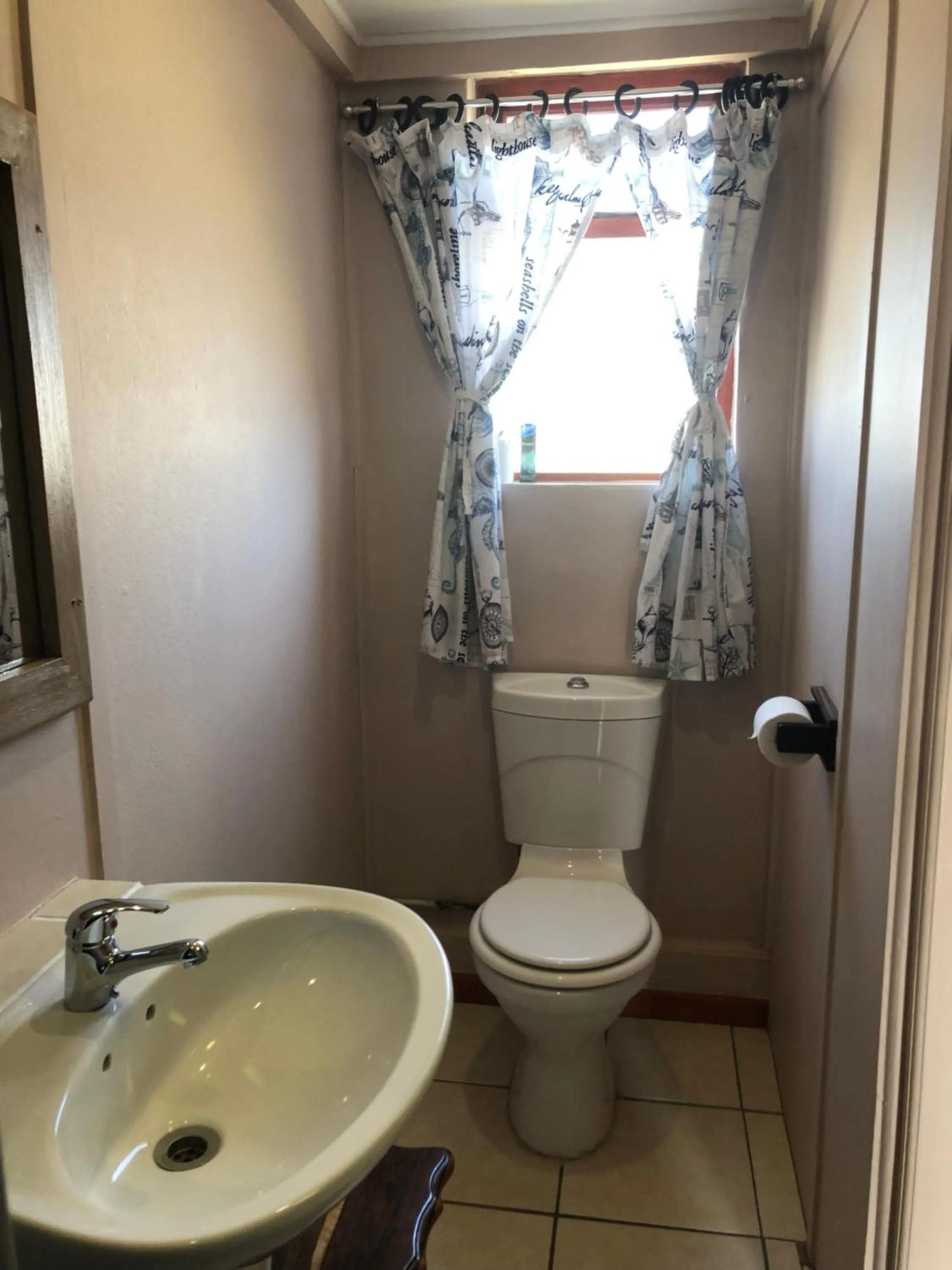 Toilet in Fisherhaven Travellers Lodge