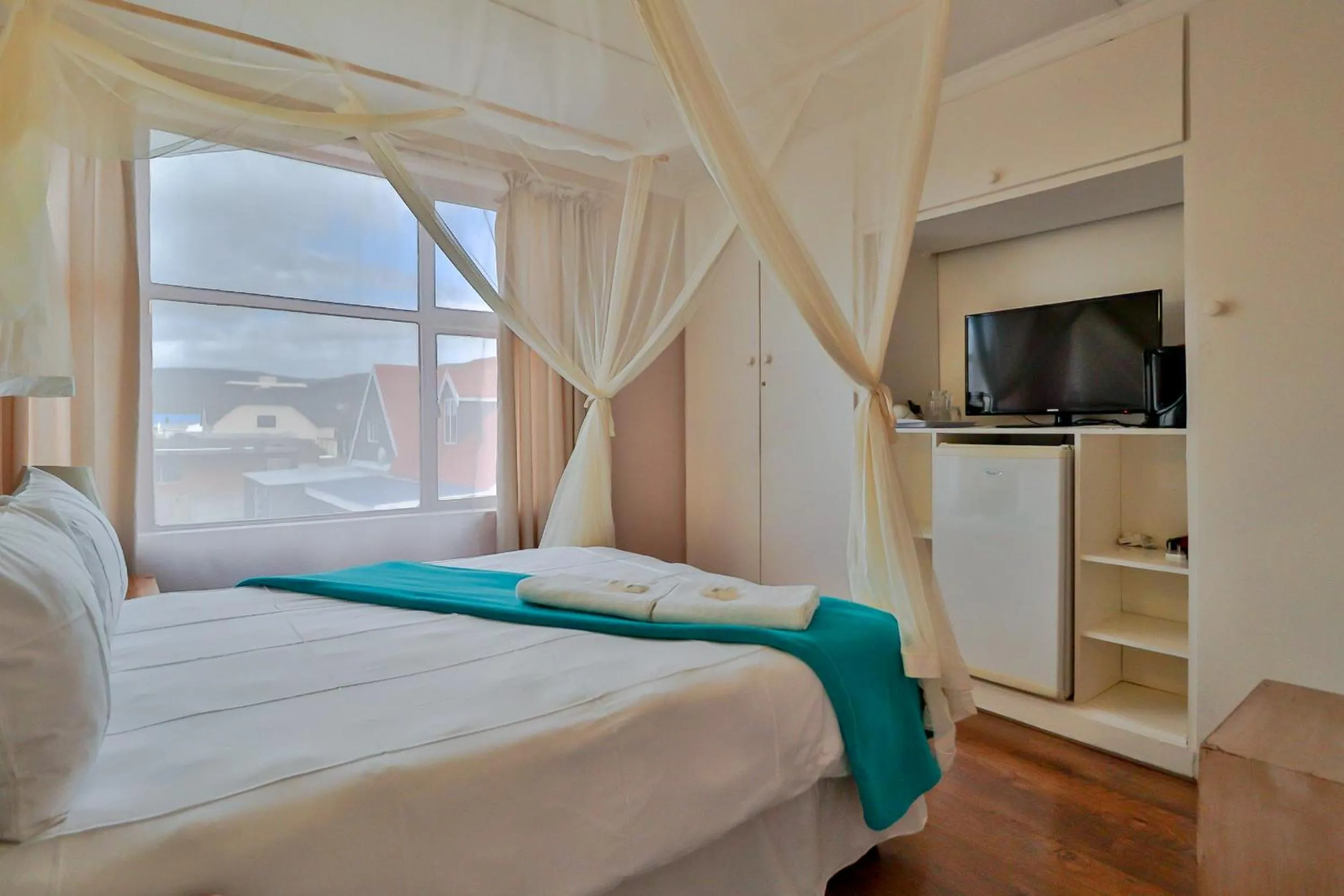 TV and multimedia, Bed in Fisherhaven Travellers Lodge