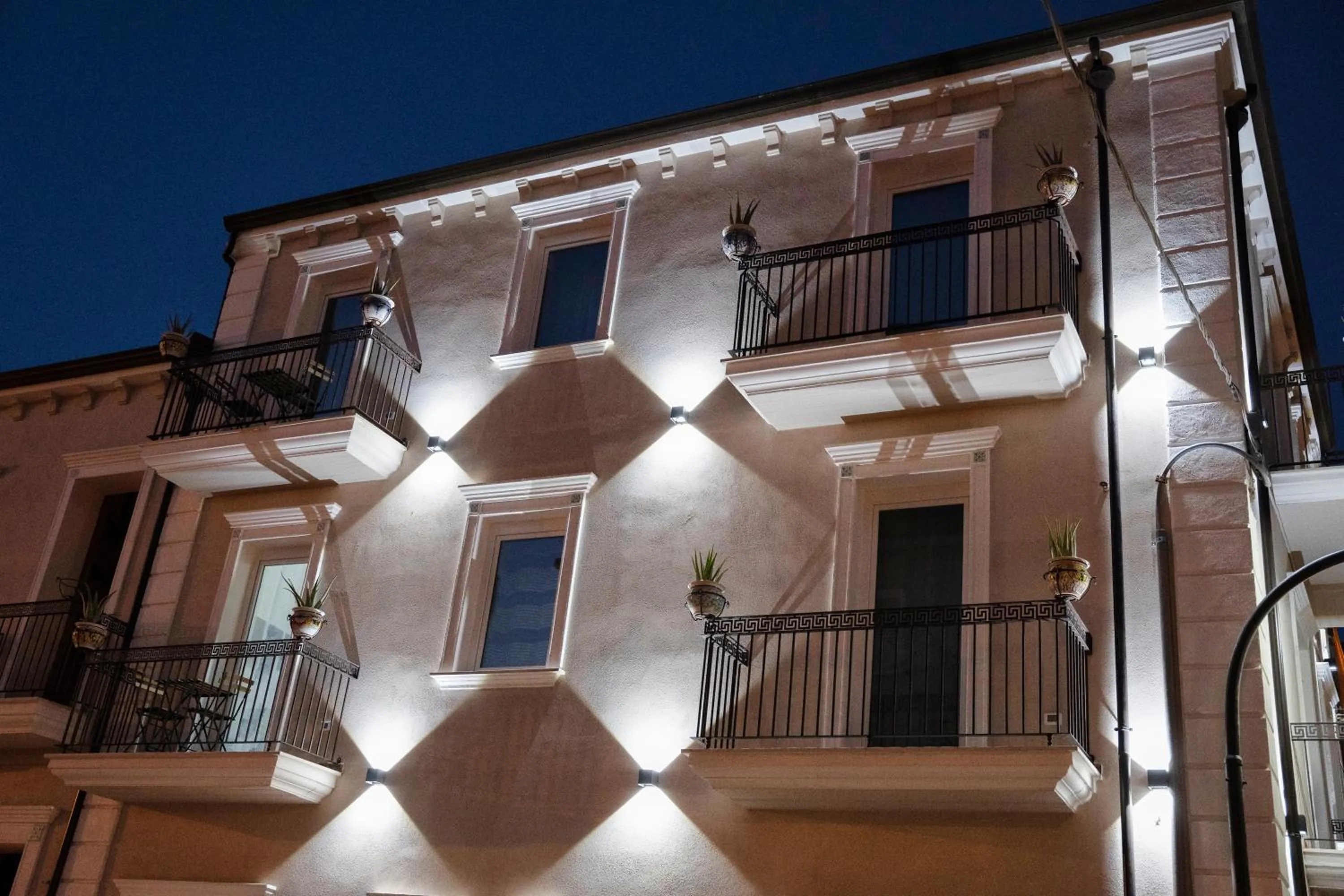 Antico Palazzo del Corso by Home Dardano