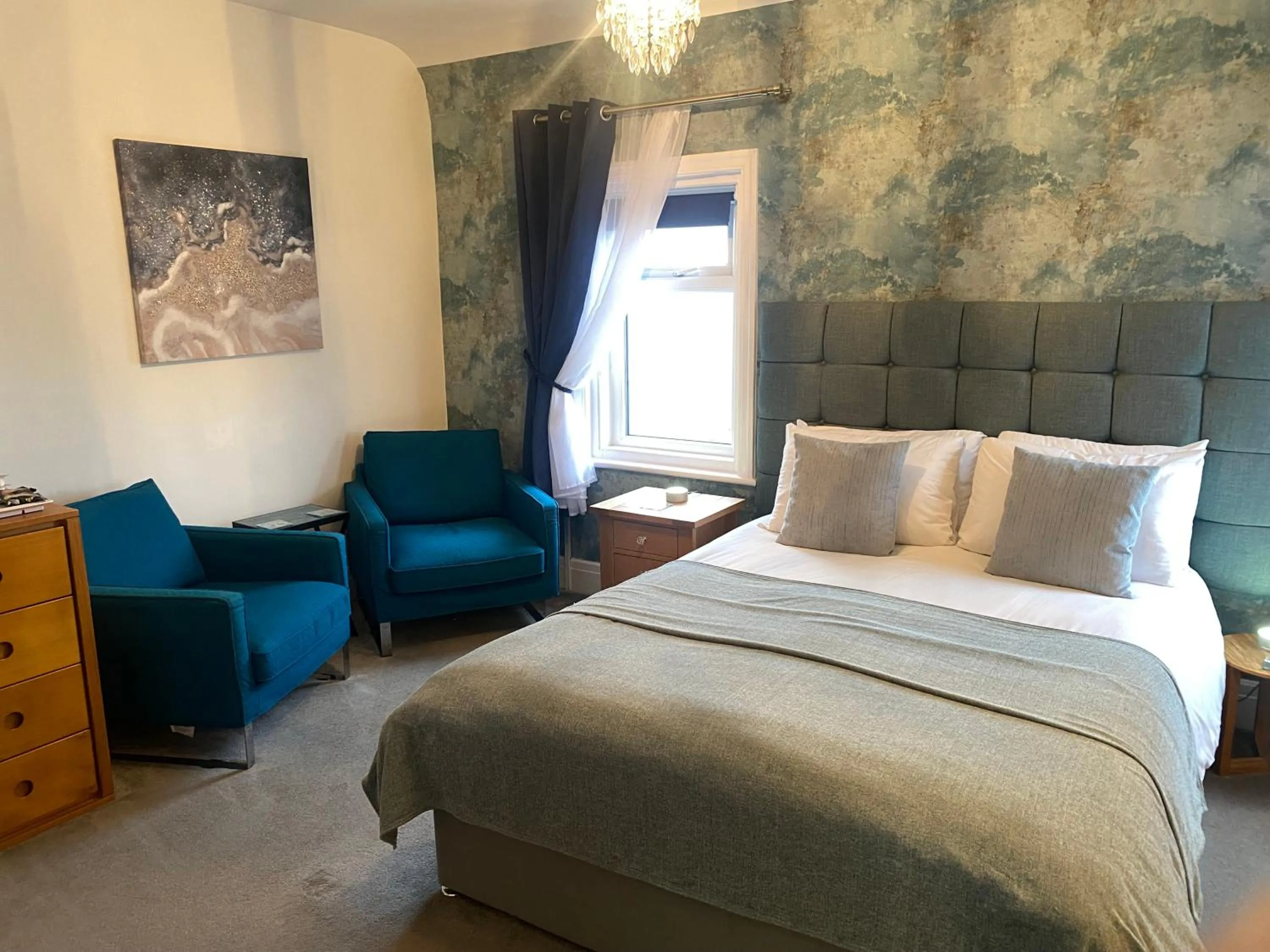 Seating area, Bed in The Fossil Tree Hotel