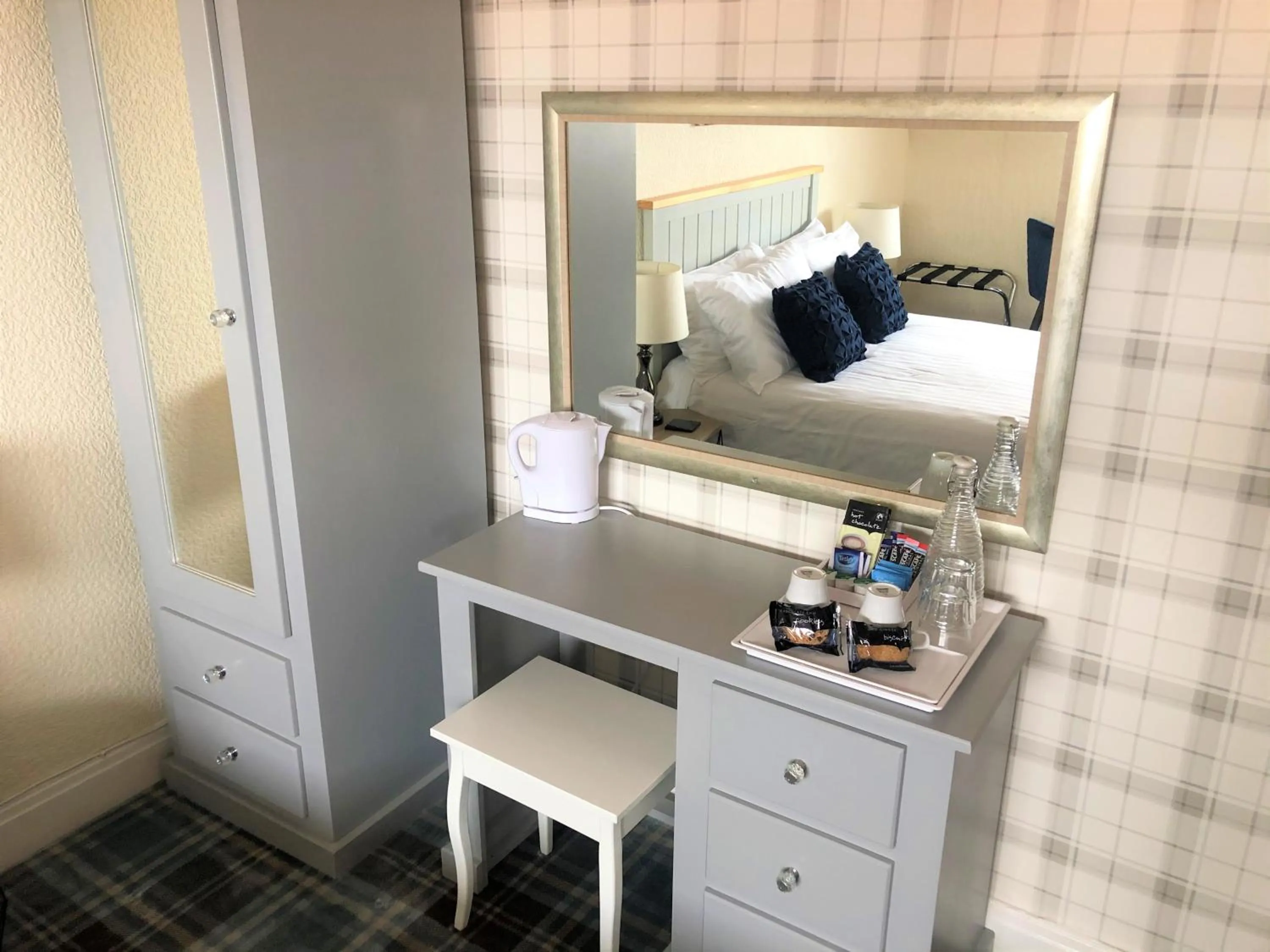 Coffee/tea facilities, Bed in The Fossil Tree Hotel