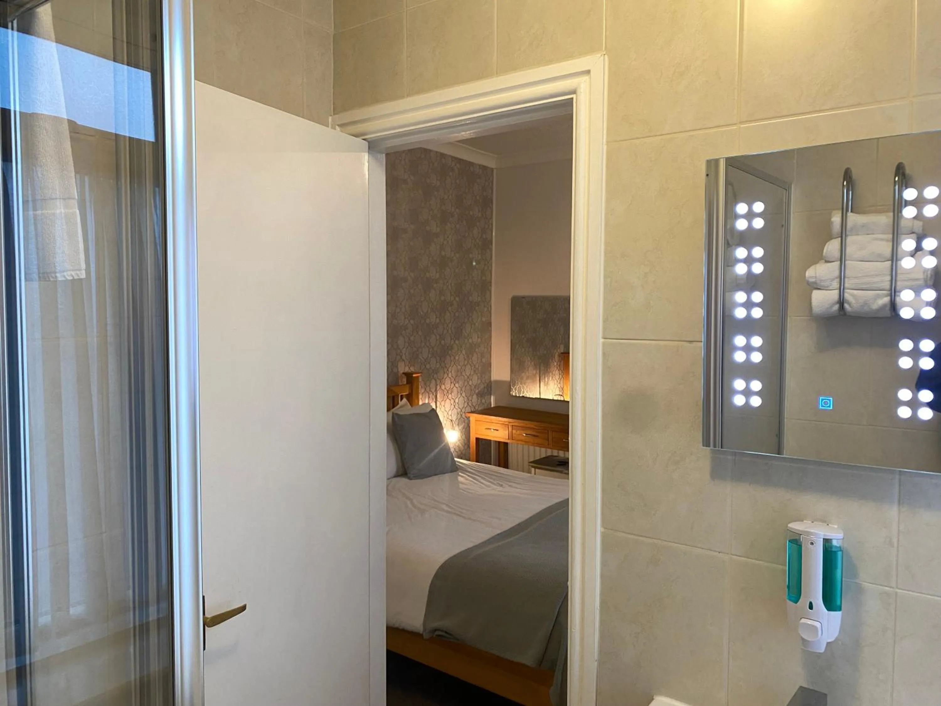 Bathroom, Bed in The Fossil Tree Hotel