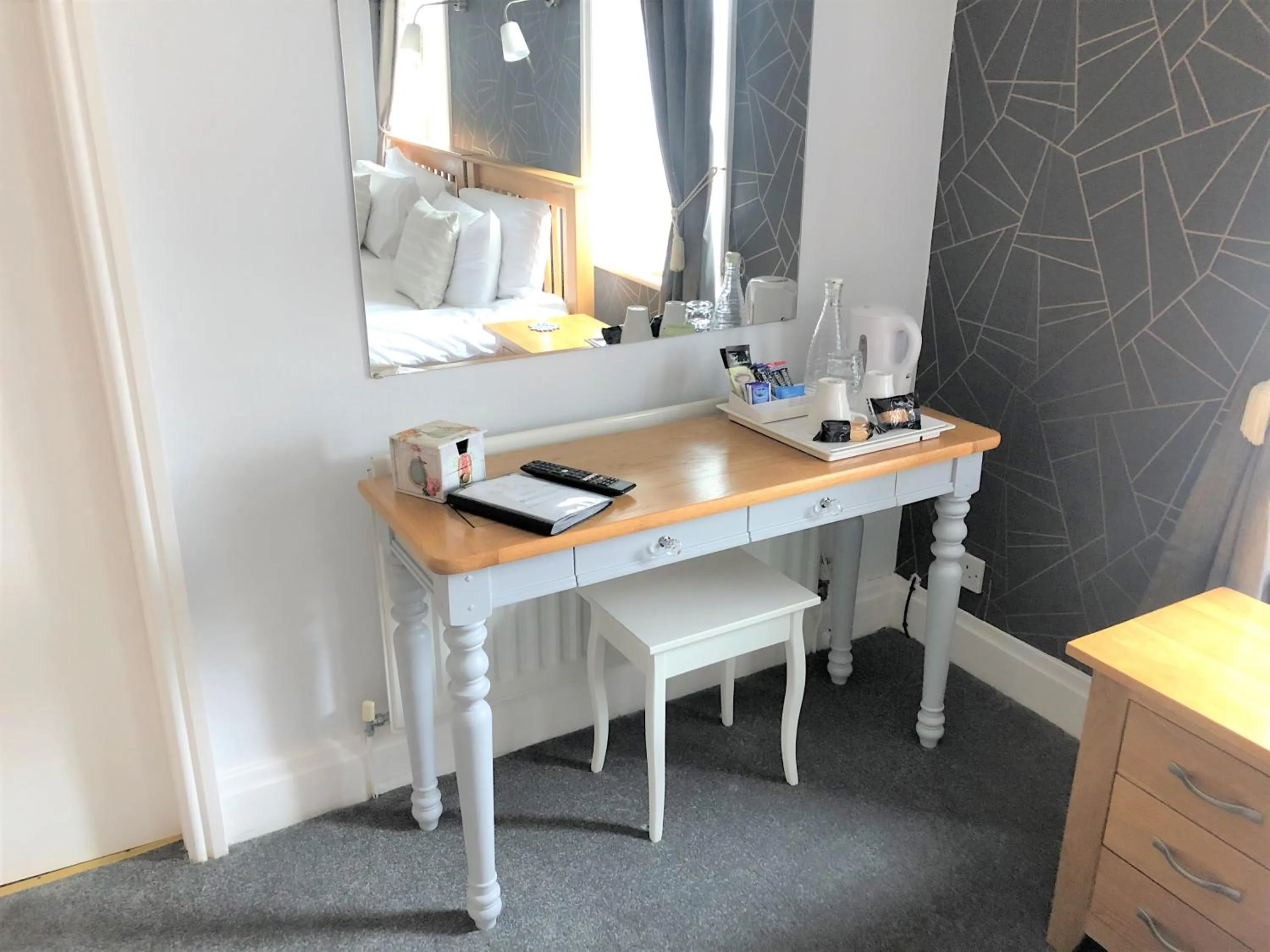 Coffee/tea facilities in The Fossil Tree Hotel