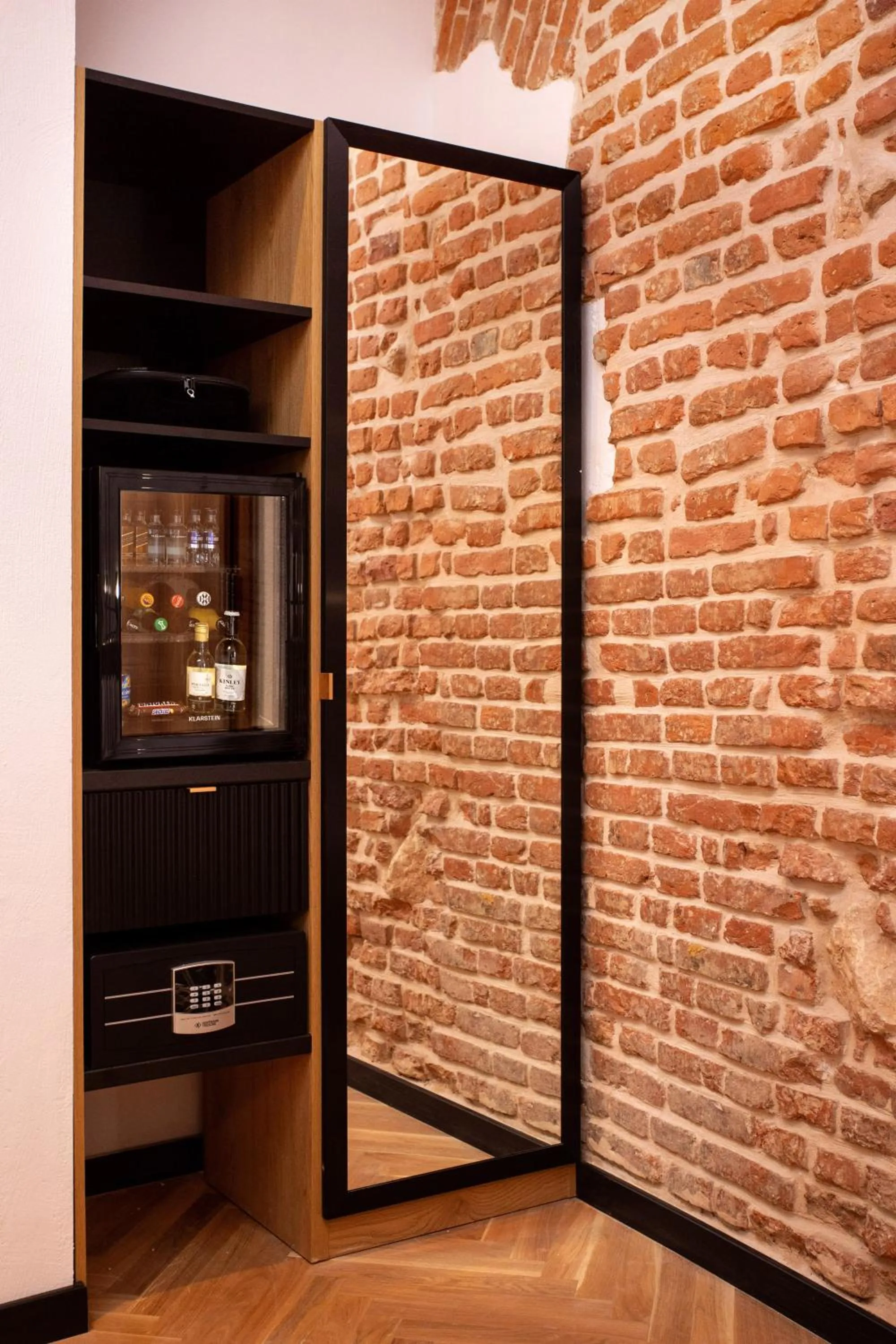 wardrobe in HOTEL TEATR