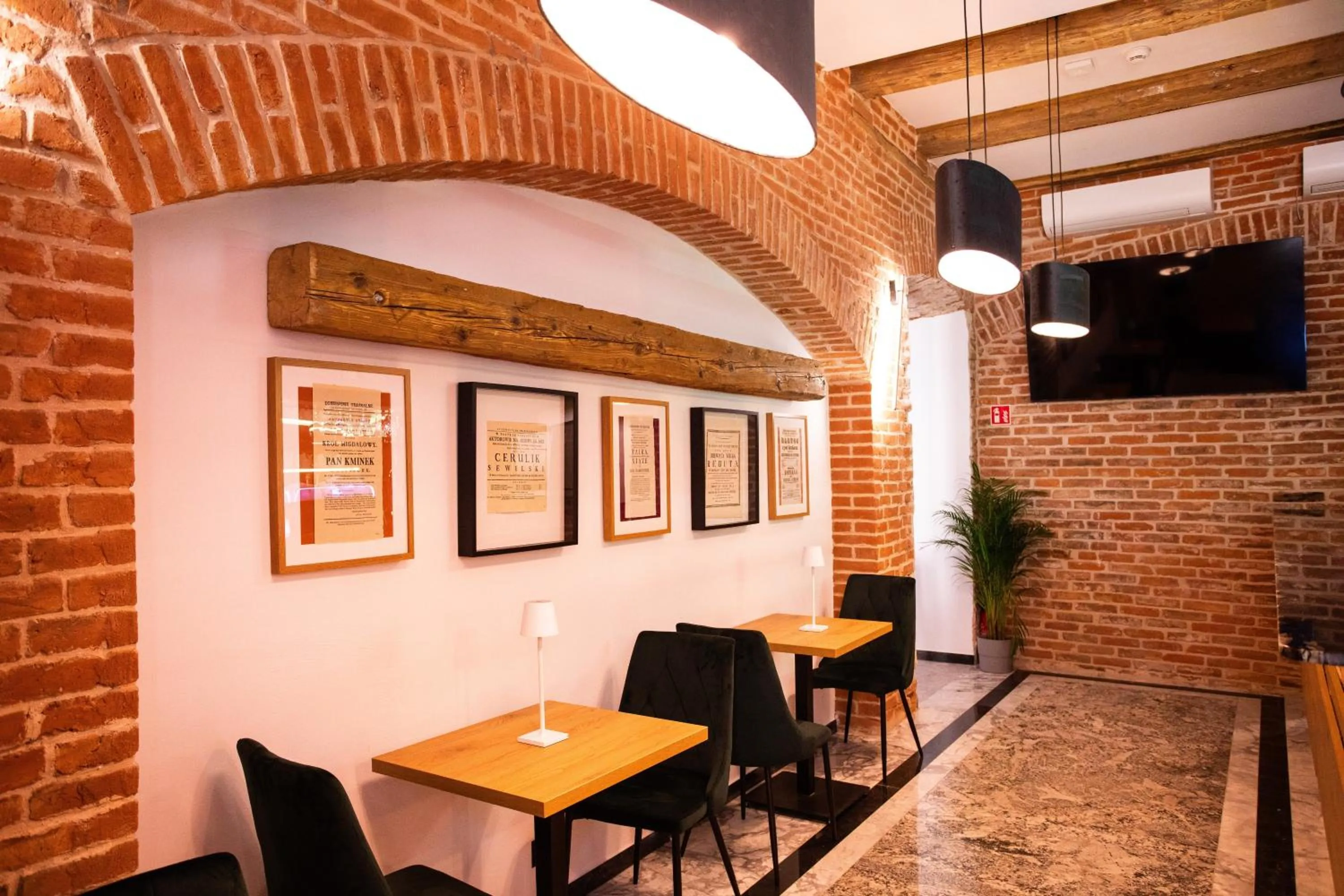 Restaurant/places to eat in HOTEL TEATR