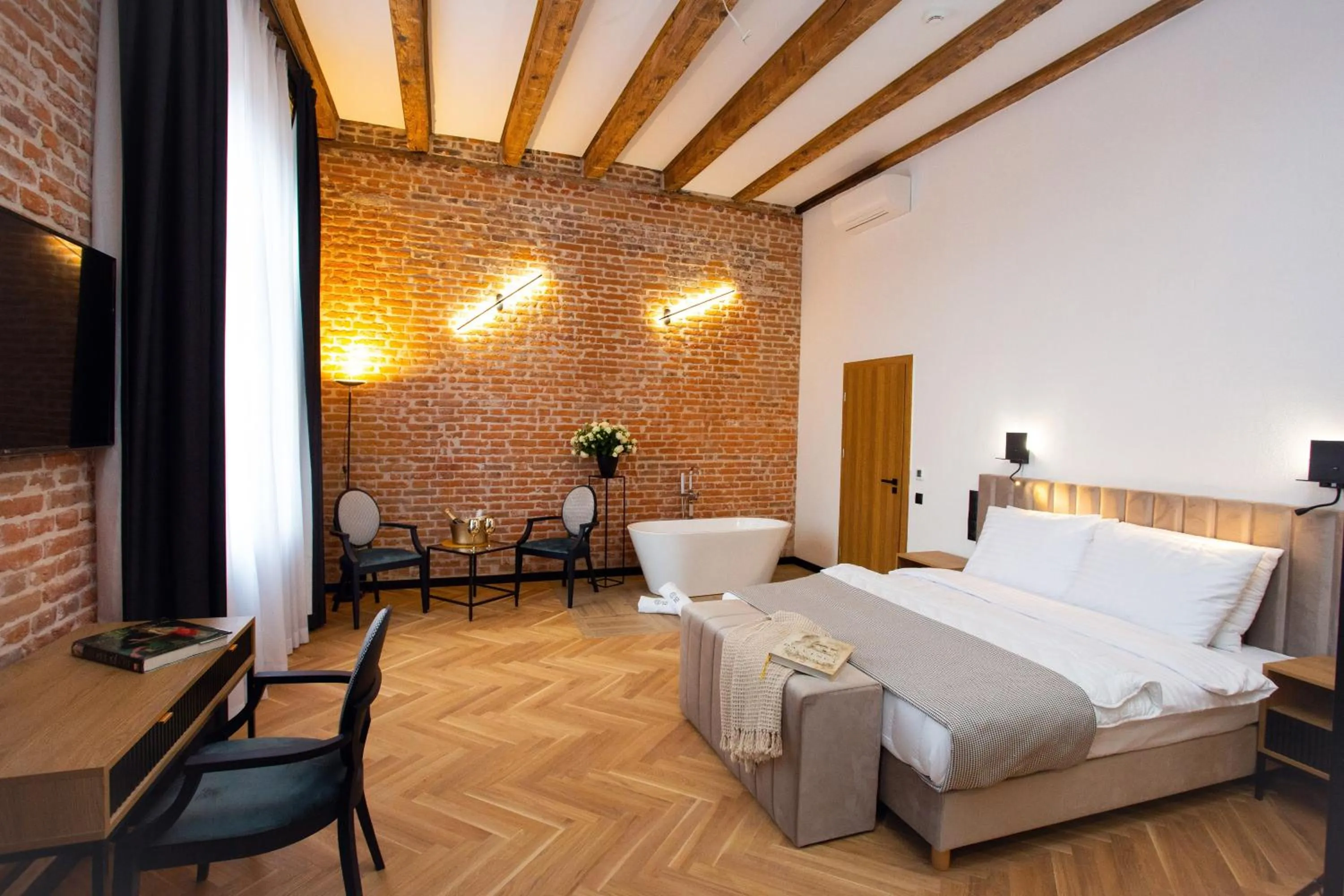 Photo of the whole room, Bed in HOTEL TEATR