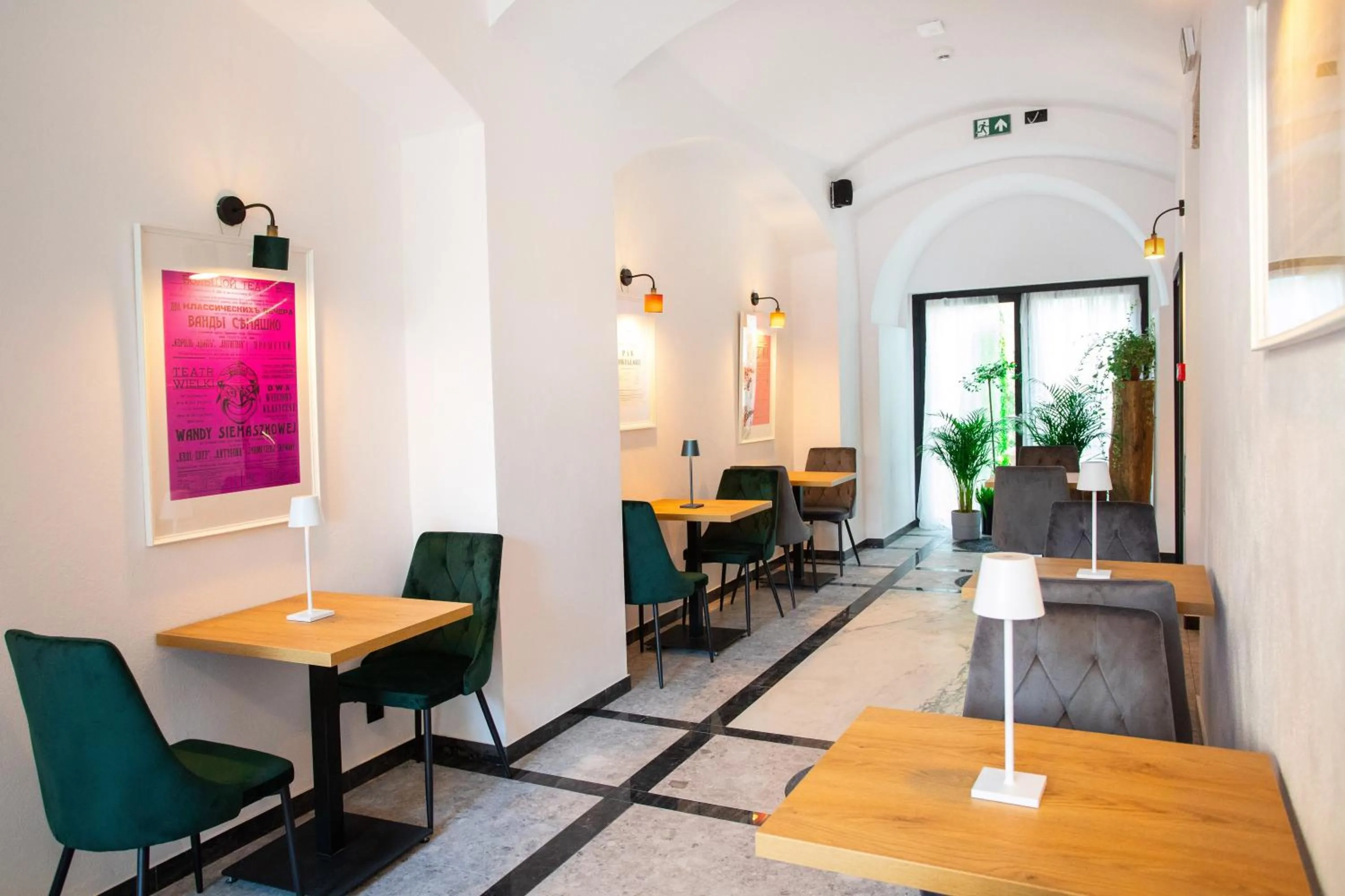 Restaurant/places to eat in HOTEL TEATR