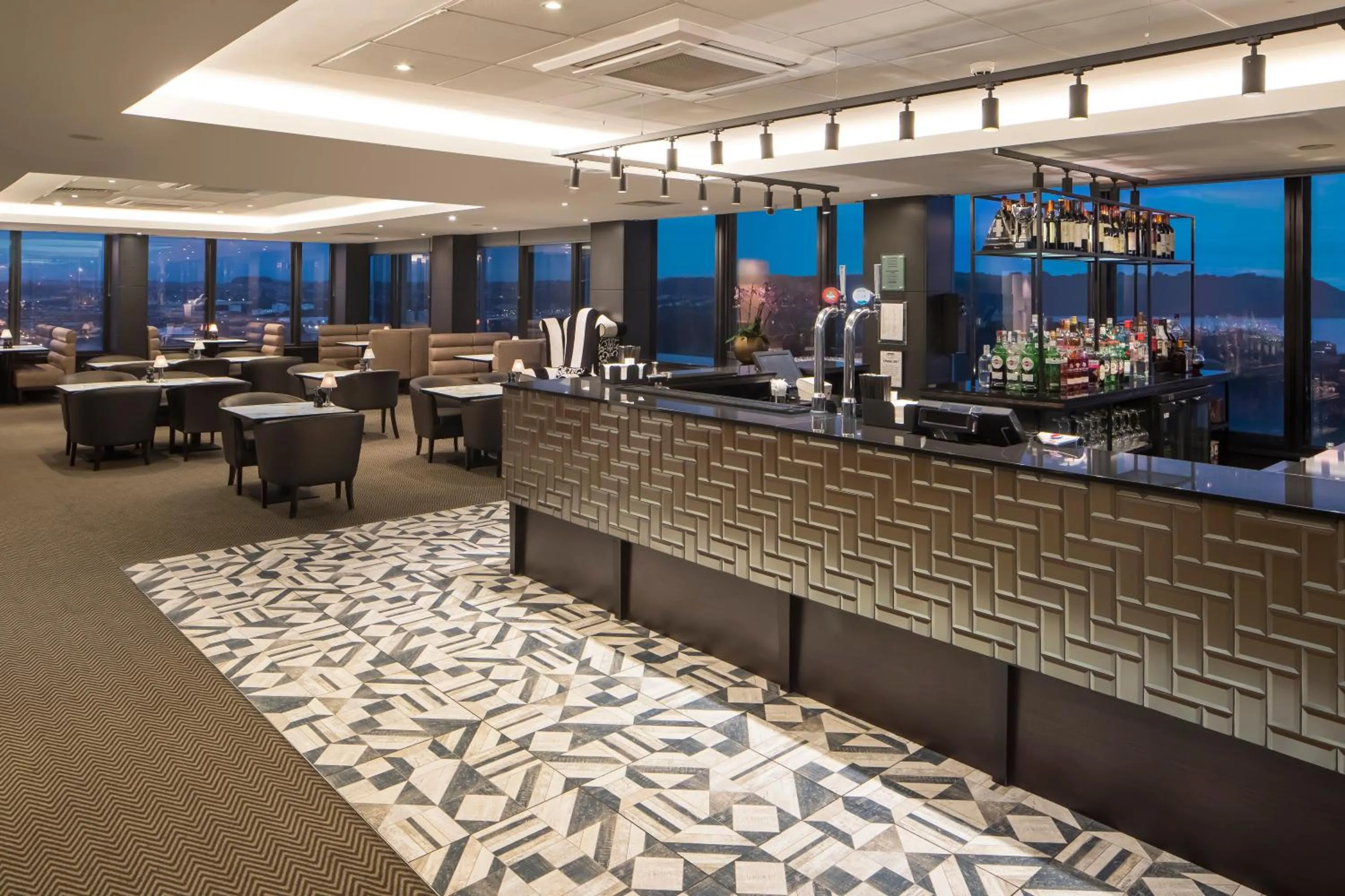 Lounge or bar in Crowne Plaza Plymouth by IHG