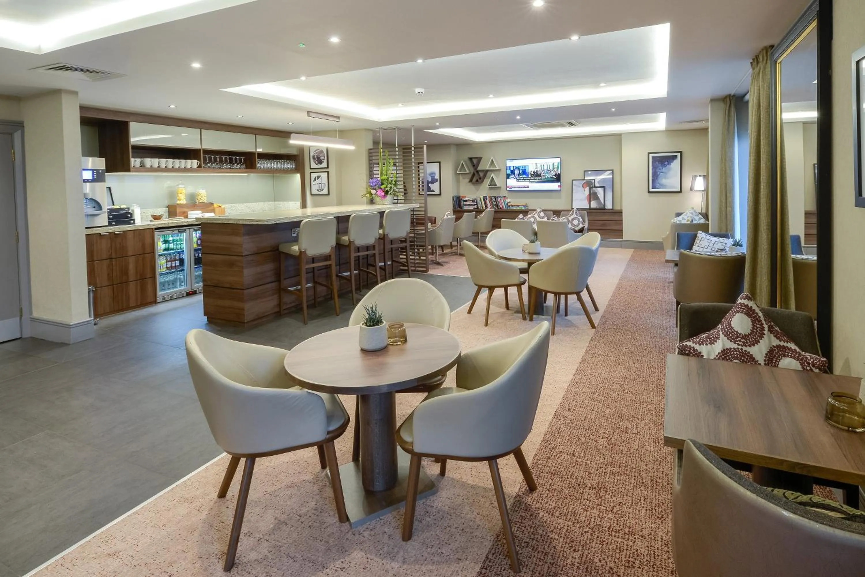 Lounge or bar in Crowne Plaza Plymouth by IHG