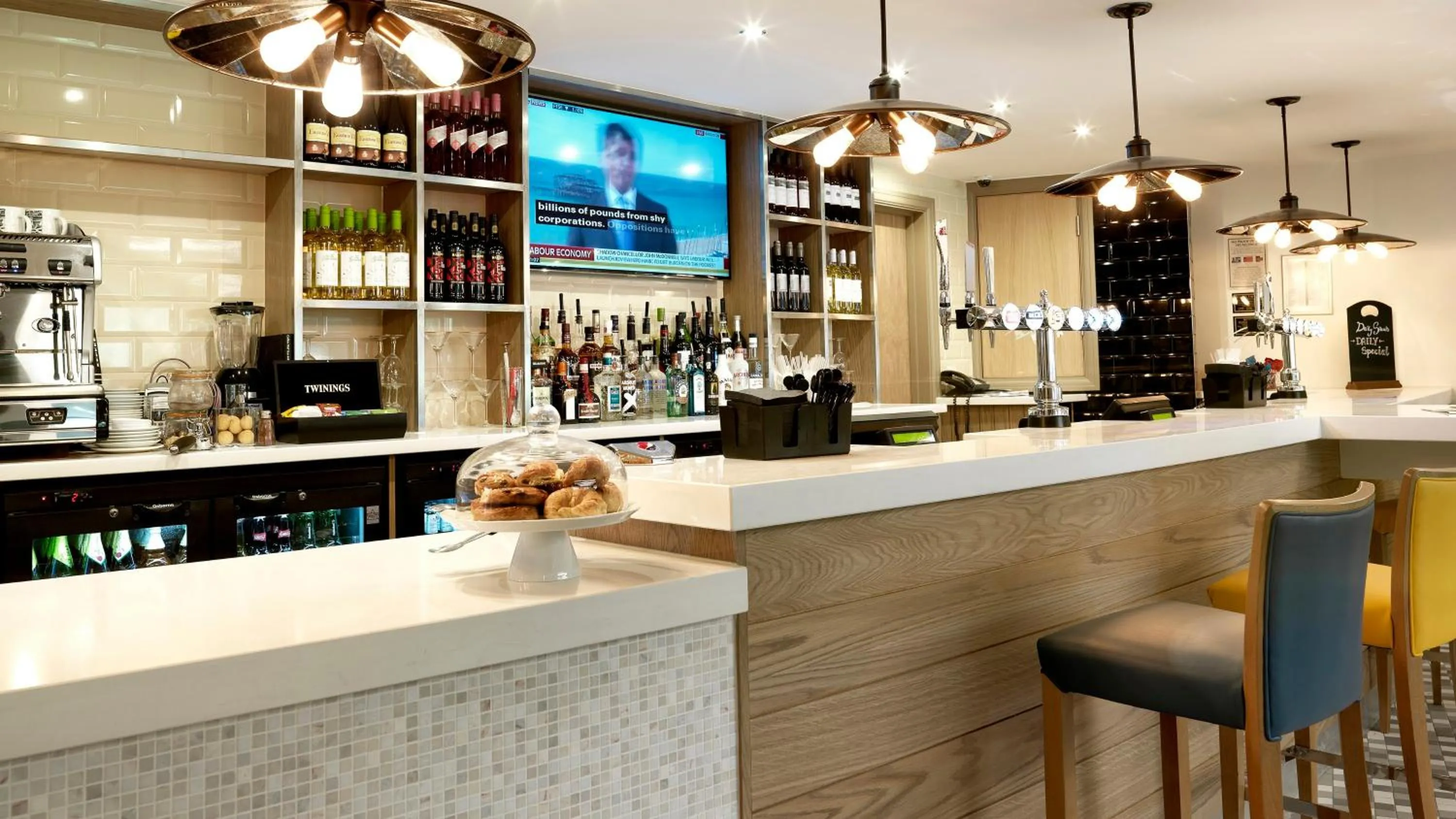 Lounge or bar in Crowne Plaza Plymouth by IHG