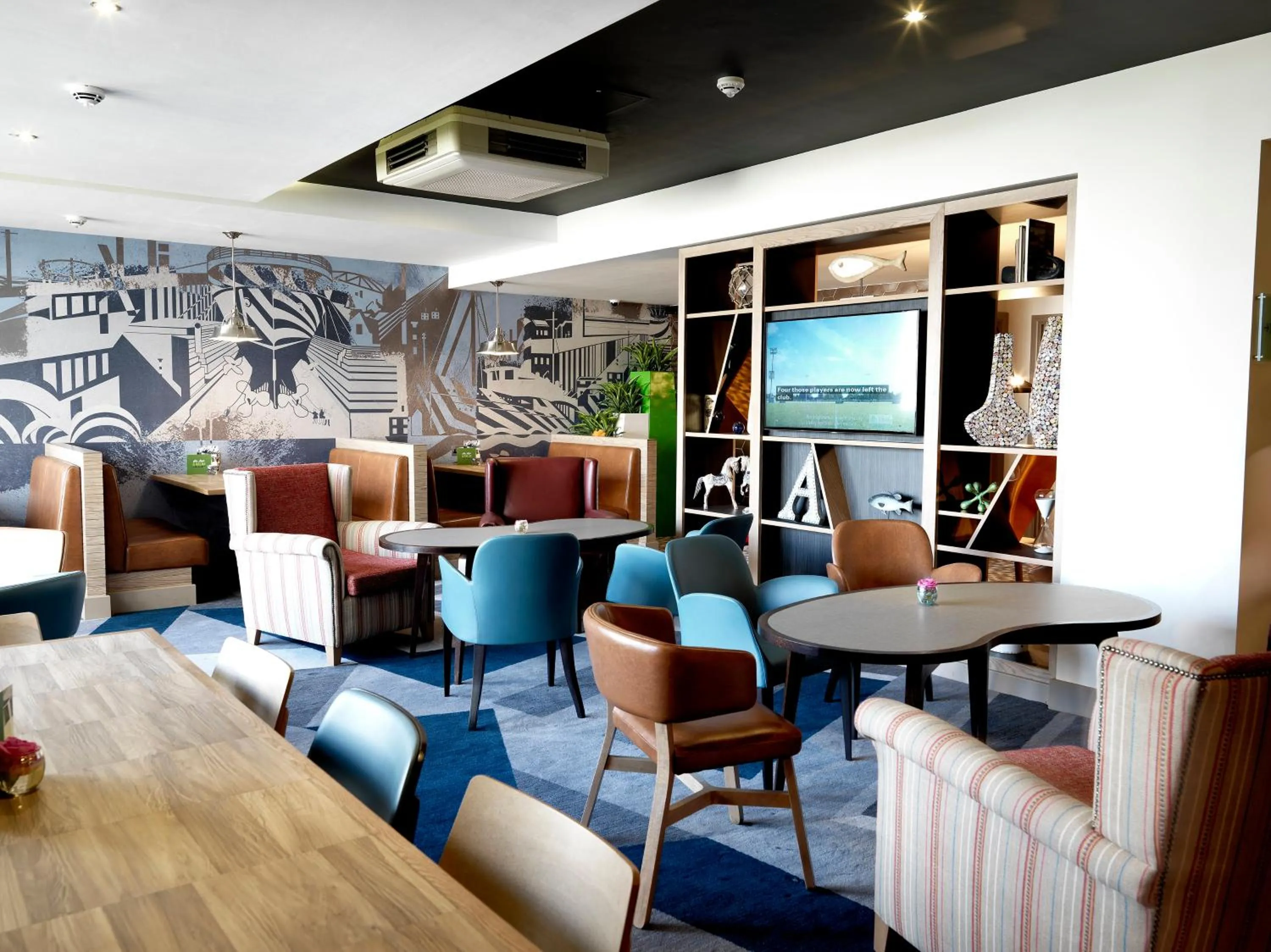 Lounge or bar in Crowne Plaza Plymouth by IHG