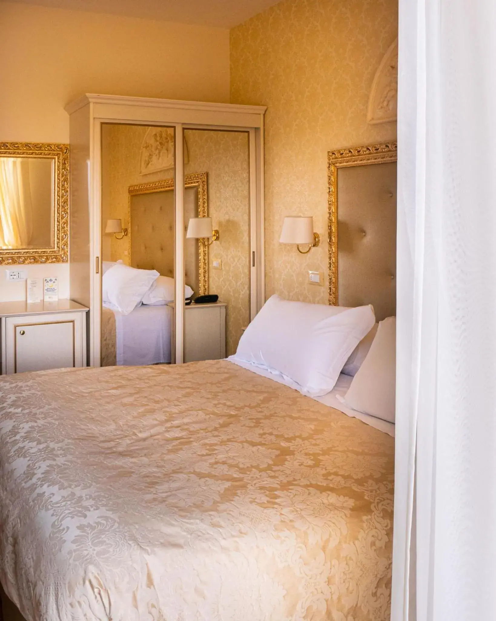 Deluxe Double or Twin Room with Sea View in Hotel Mazzanti Deluxe Double or Twin Room with Sea View in Hotel Mazzanti