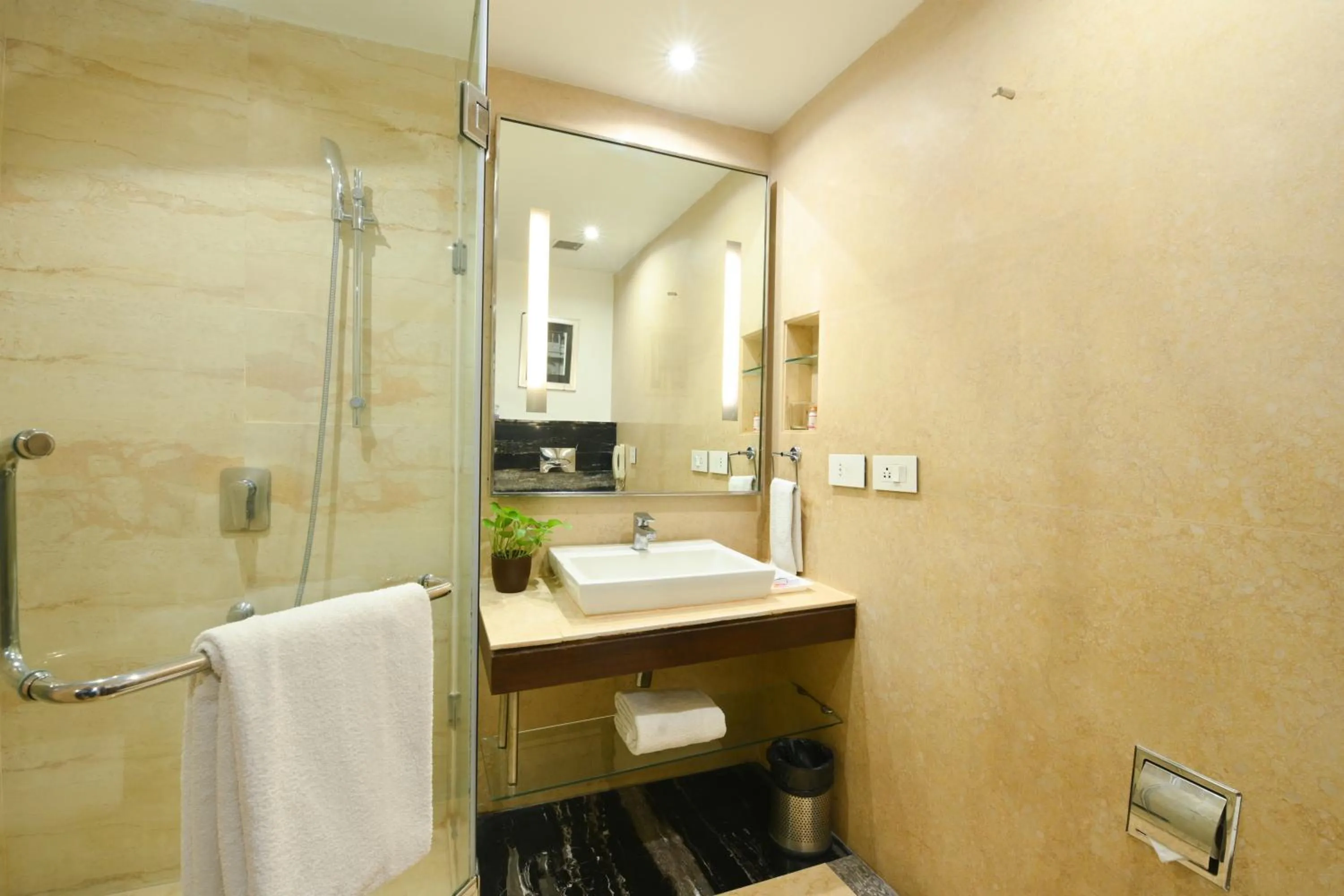 Shower in Flute Boutique by Hotel 91