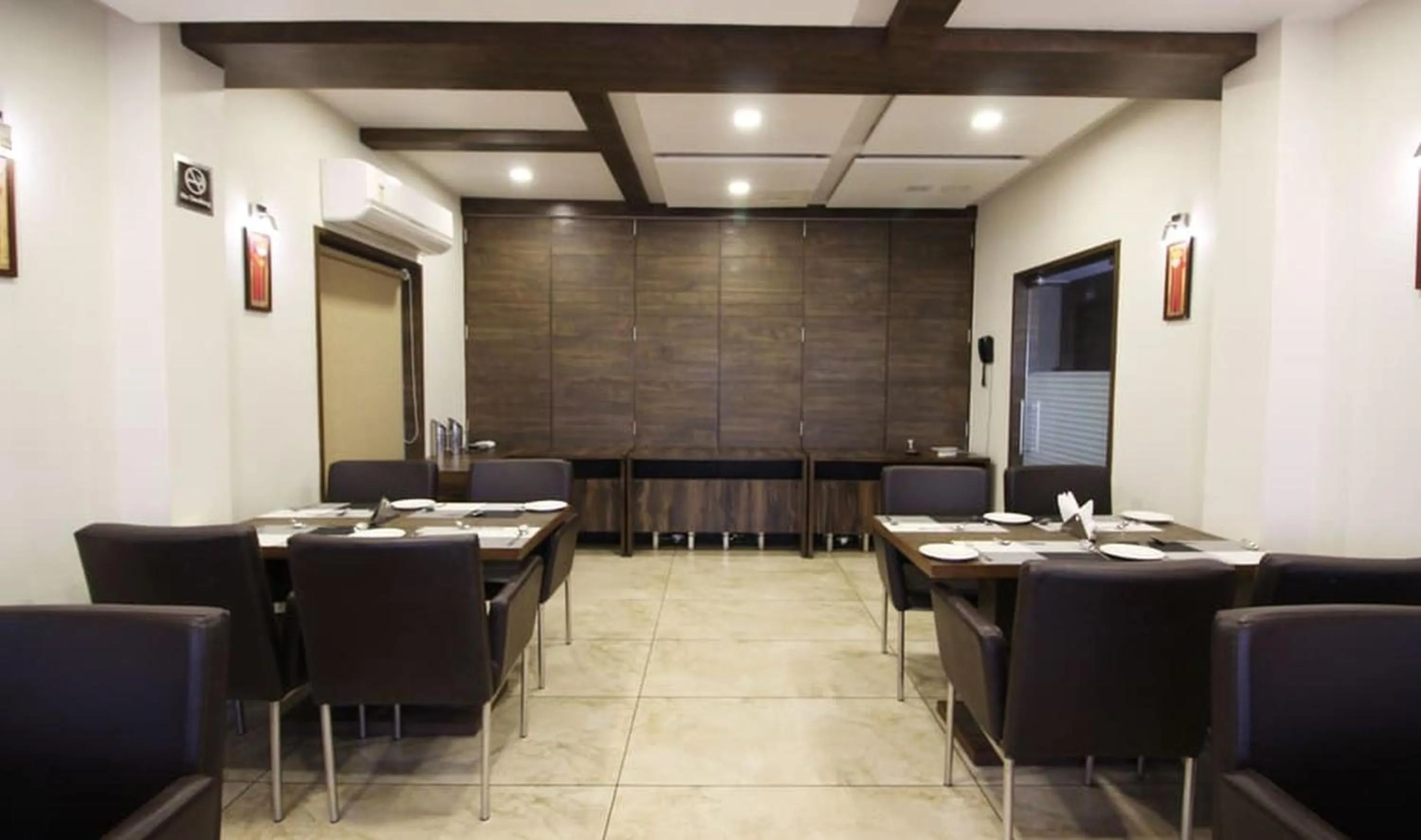 Restaurant/places to eat in Hotel Aaram Orchard