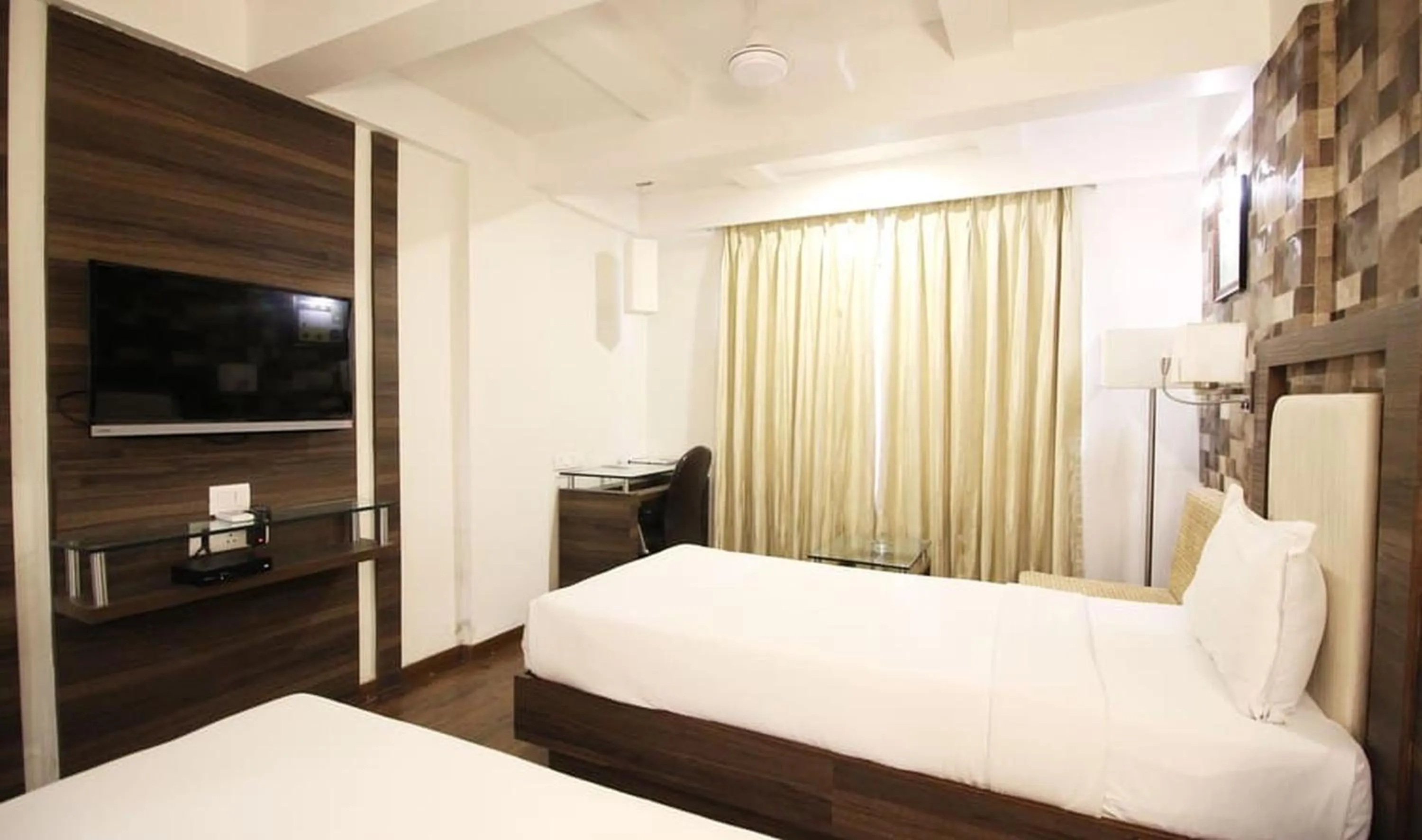 Communal lounge/ TV room, Bed in Hotel Aaram Orchard