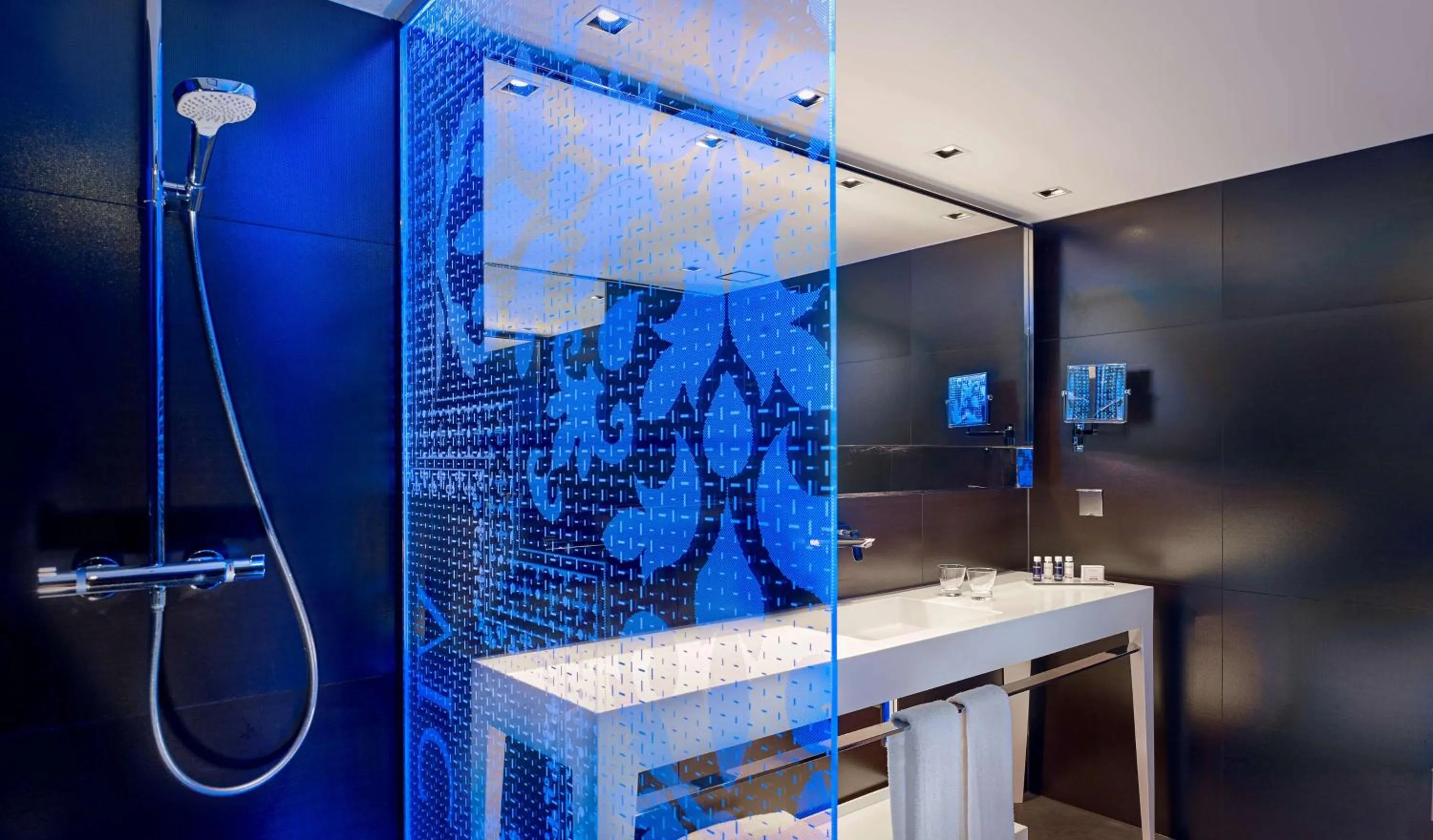 Bathroom in Park Plaza Victoria Amsterdam