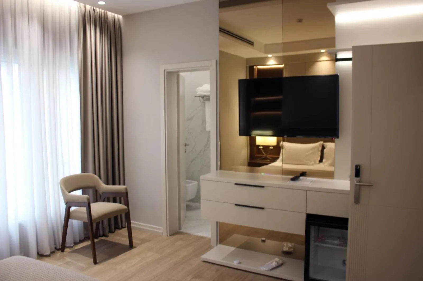 Seating area, Bed in Hotel Monarch