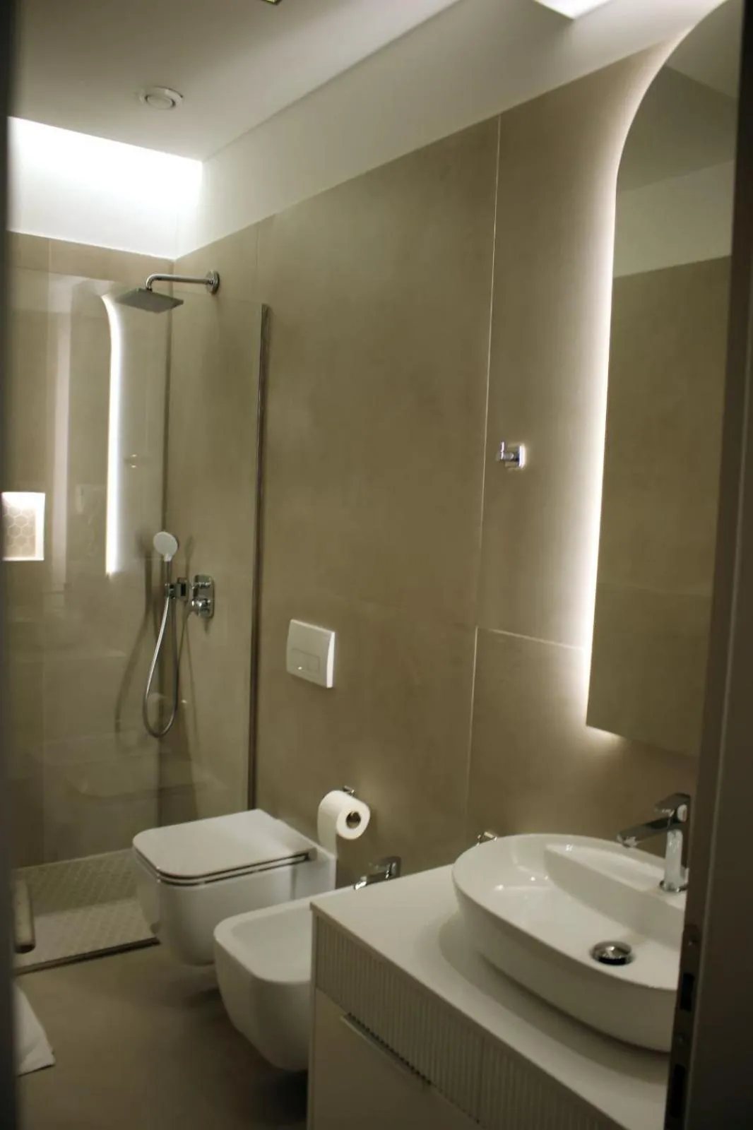 Shower in Hotel Monarch