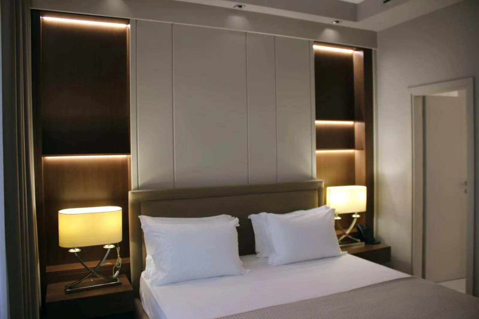 Bed in Hotel Monarch