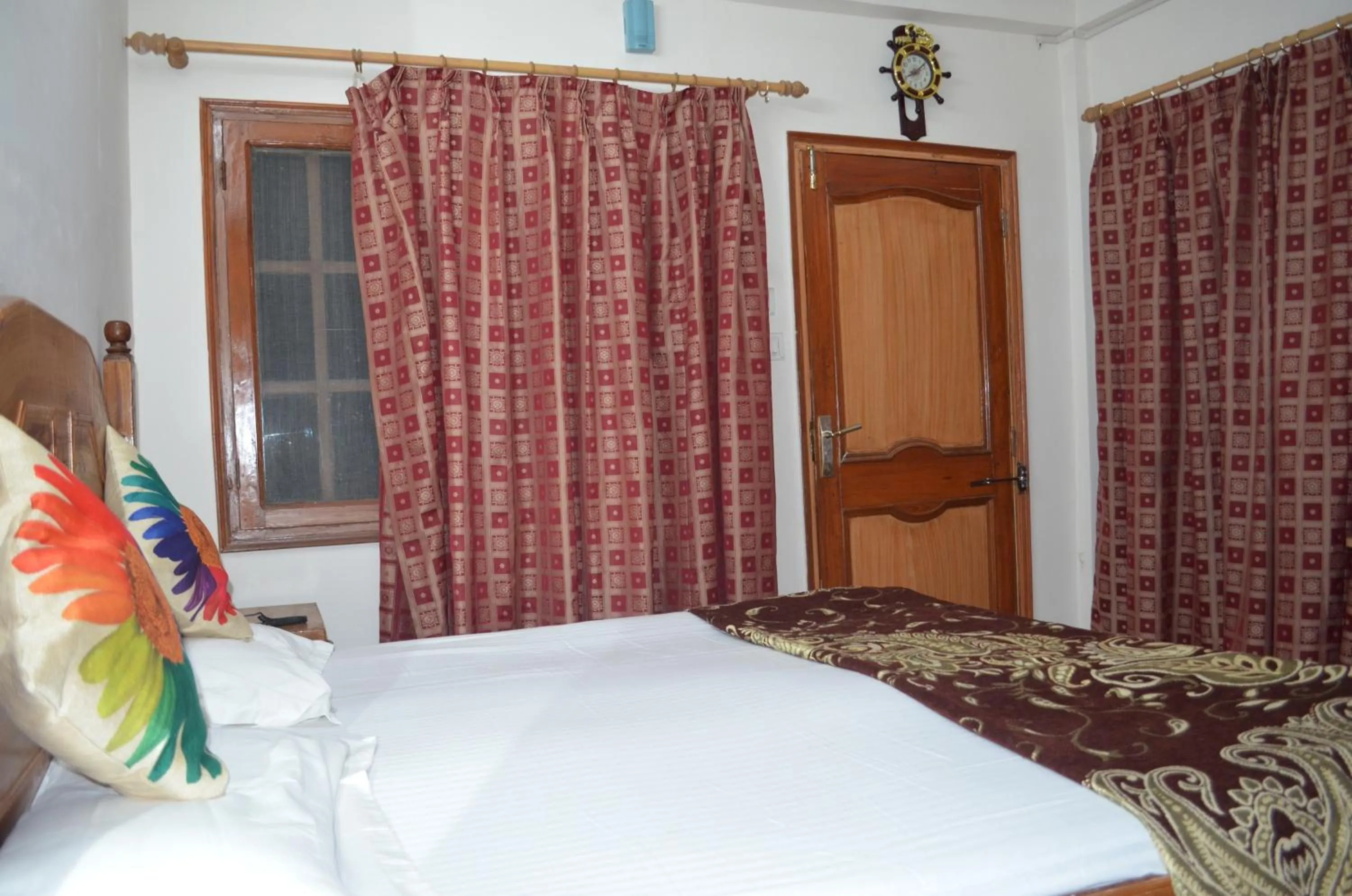 Bed in Hotel Centre Point Resorts Palampur