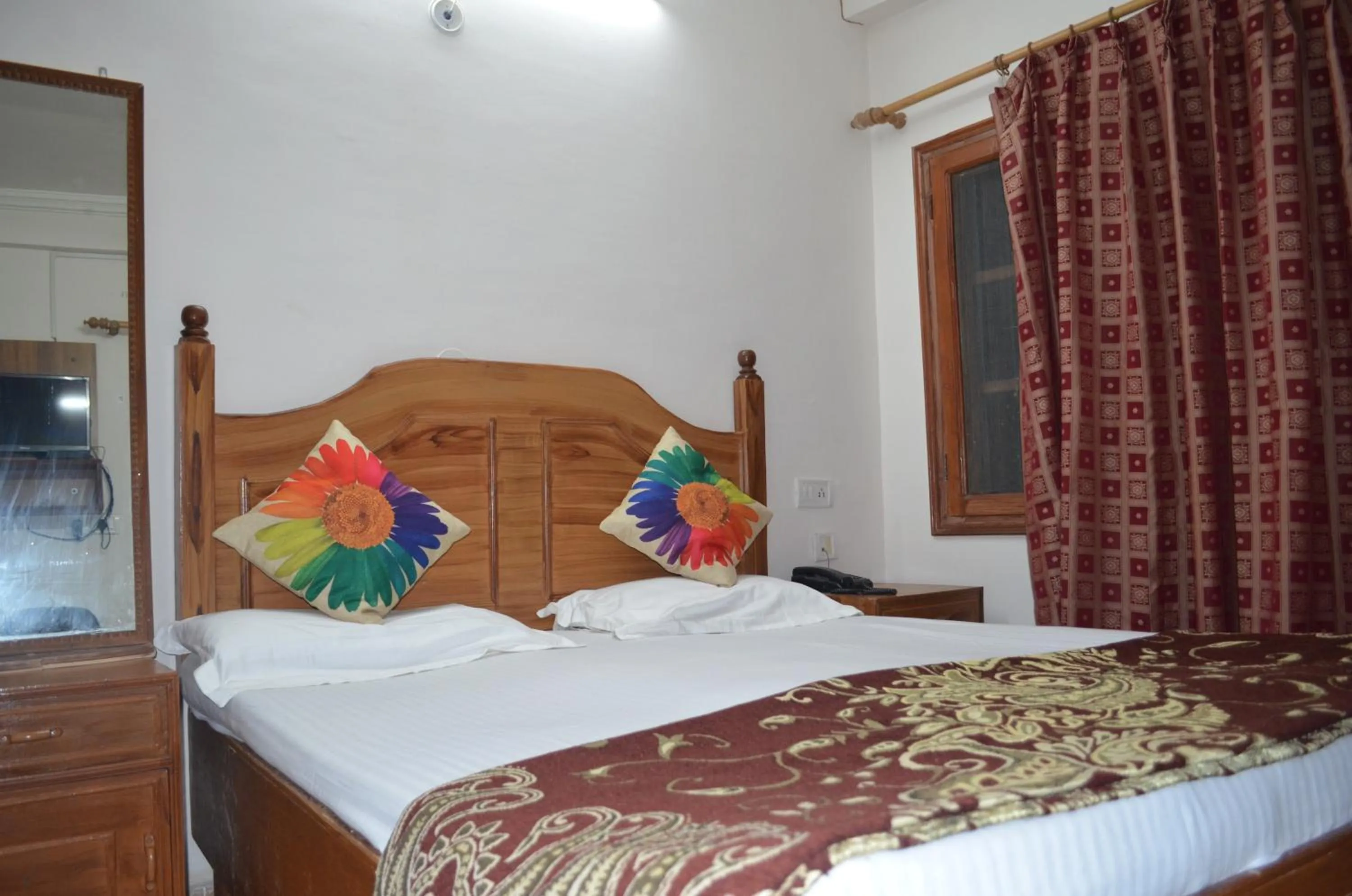 Bed in Hotel Centre Point Resorts Palampur