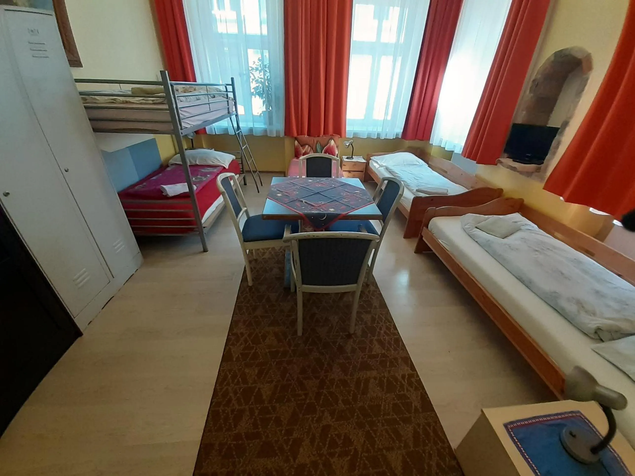 Bedroom, Bed in HappyHostel