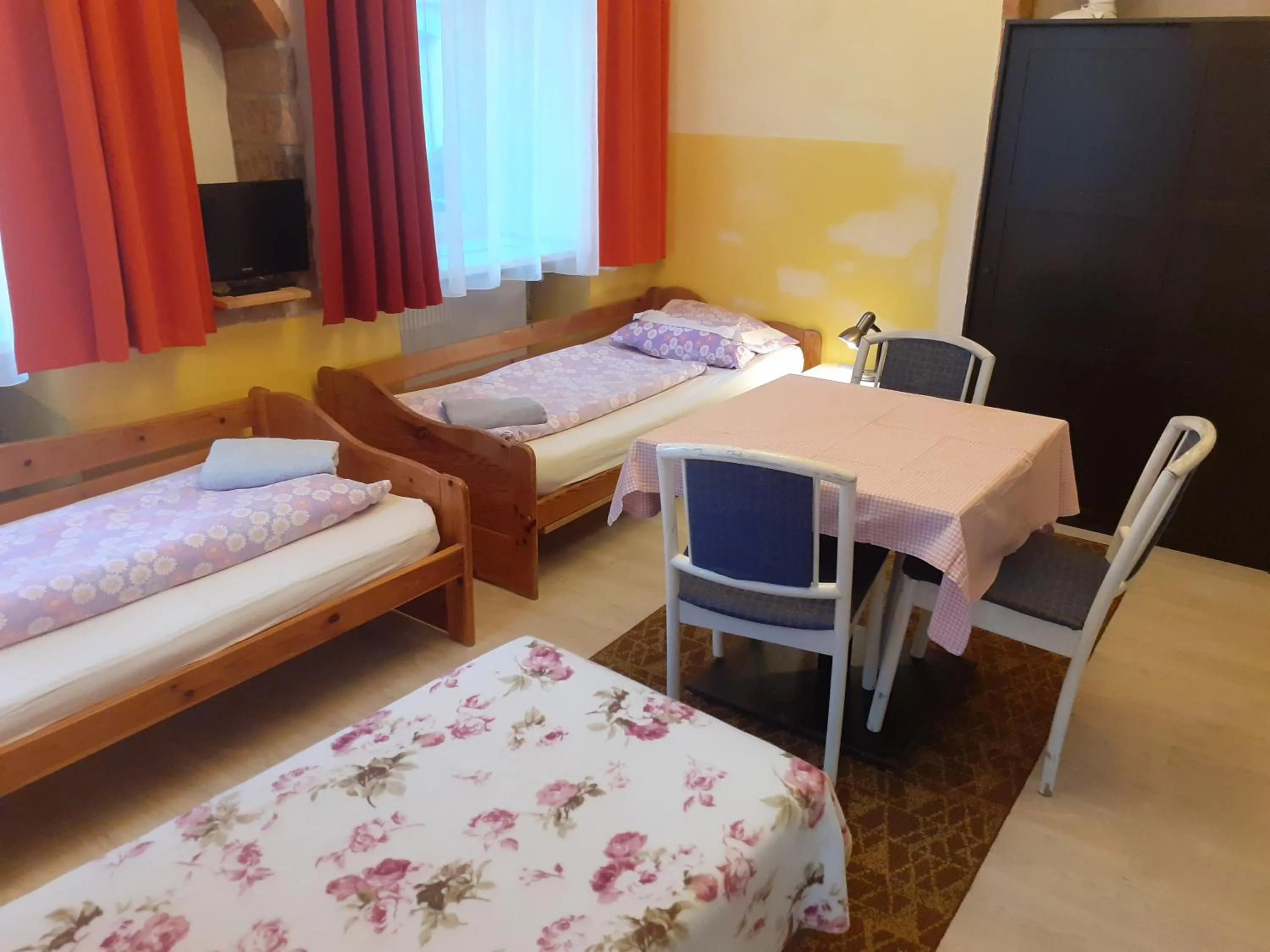 Bedroom, Bed in HappyHostel