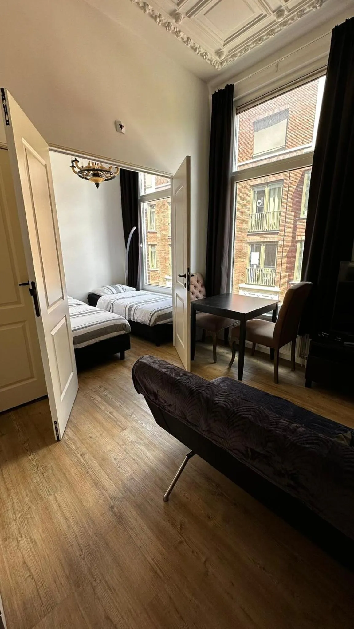 Living room, Bed in Rotterdam Inn