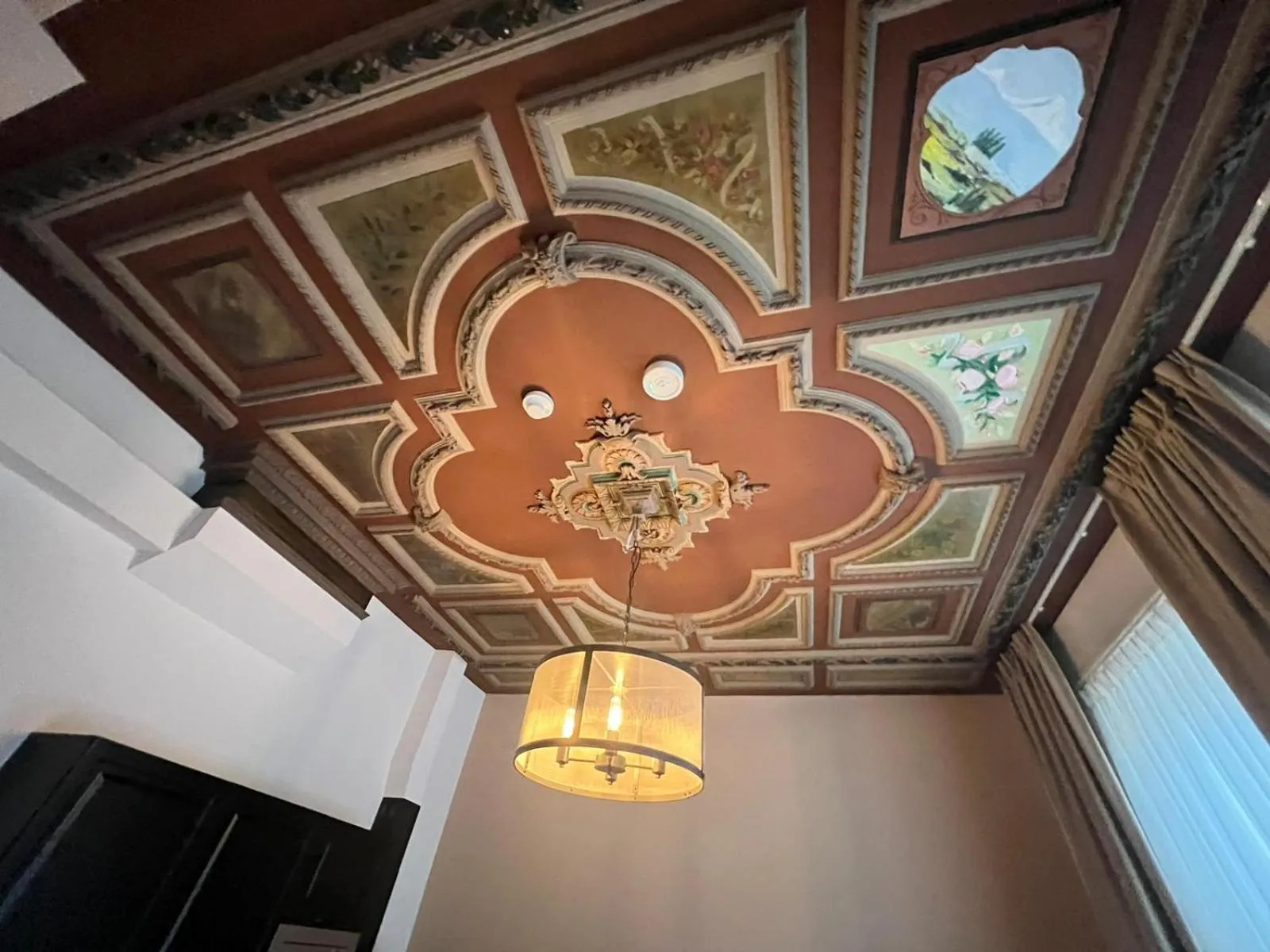 Decorative detail in Rotterdam Inn