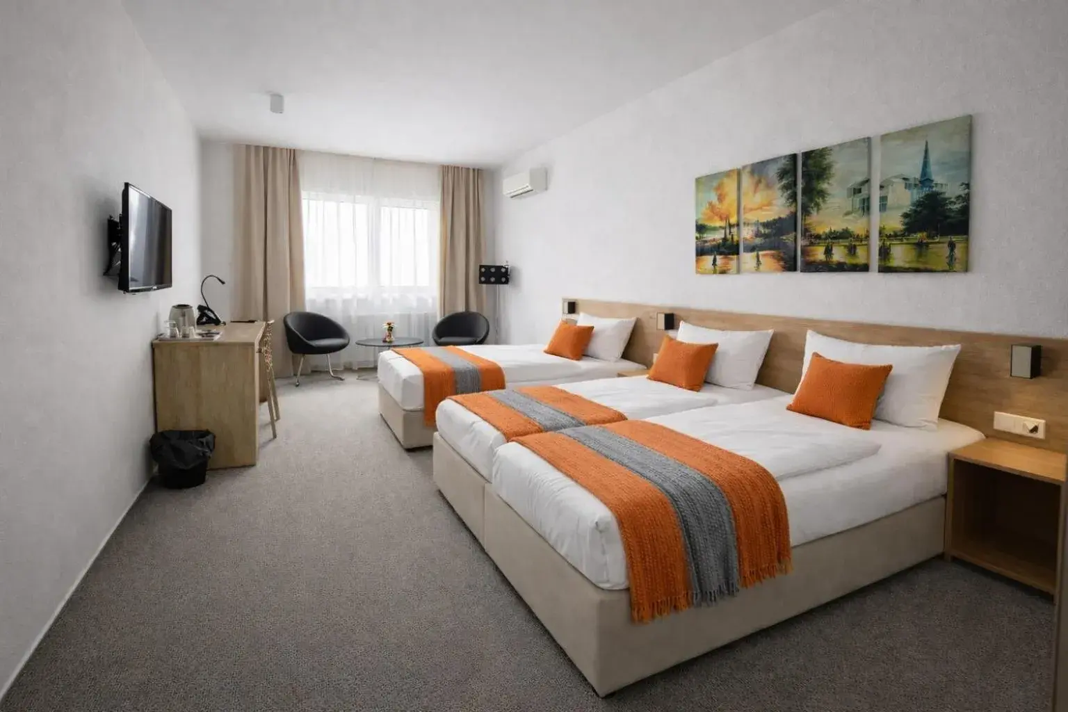 Triple Room with Bathroom in Hotel Kapitol Triple Room with Bathroom in Hotel Kapitol