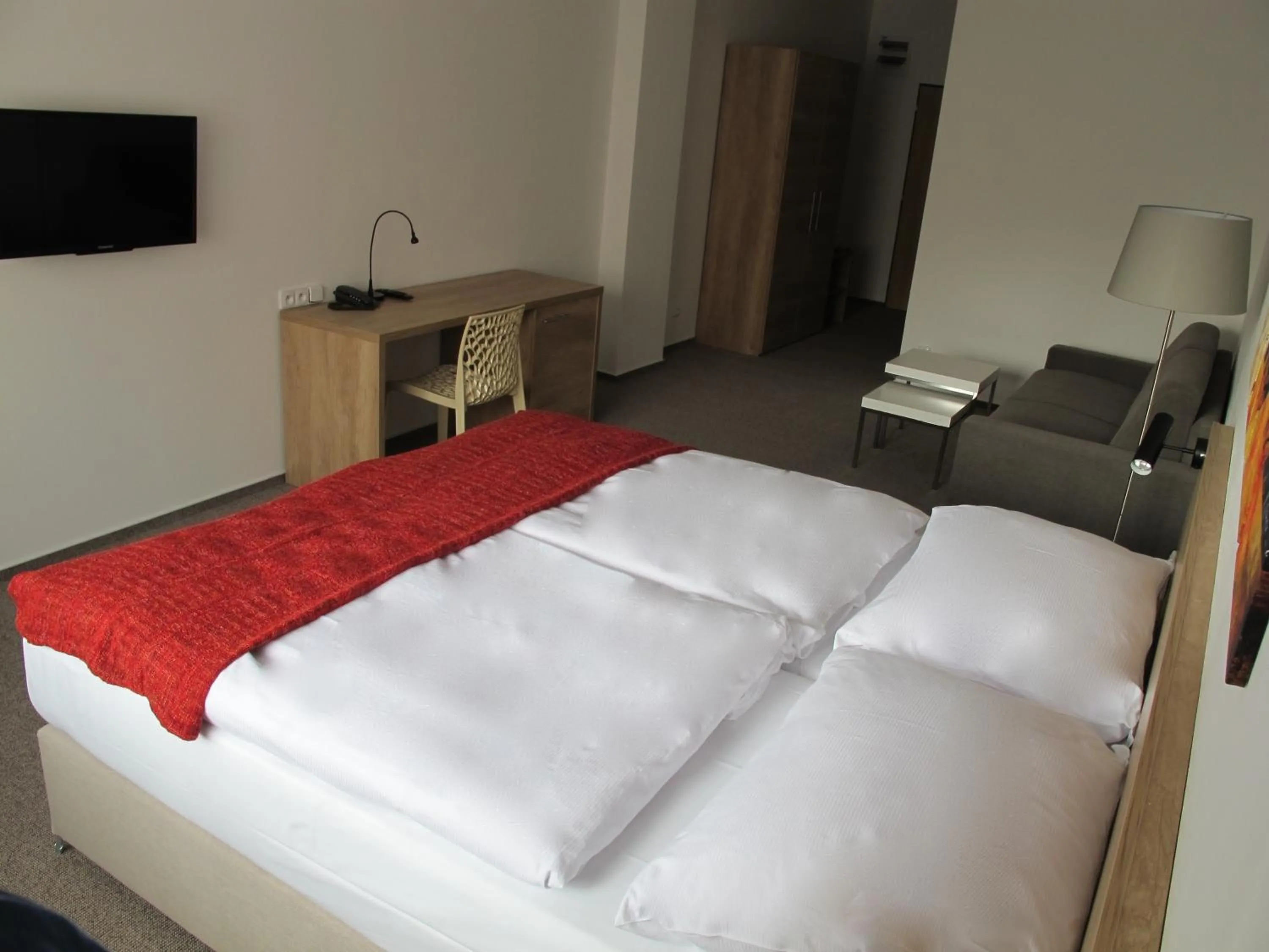 Bathroom, Bed in Hotel Kapitol