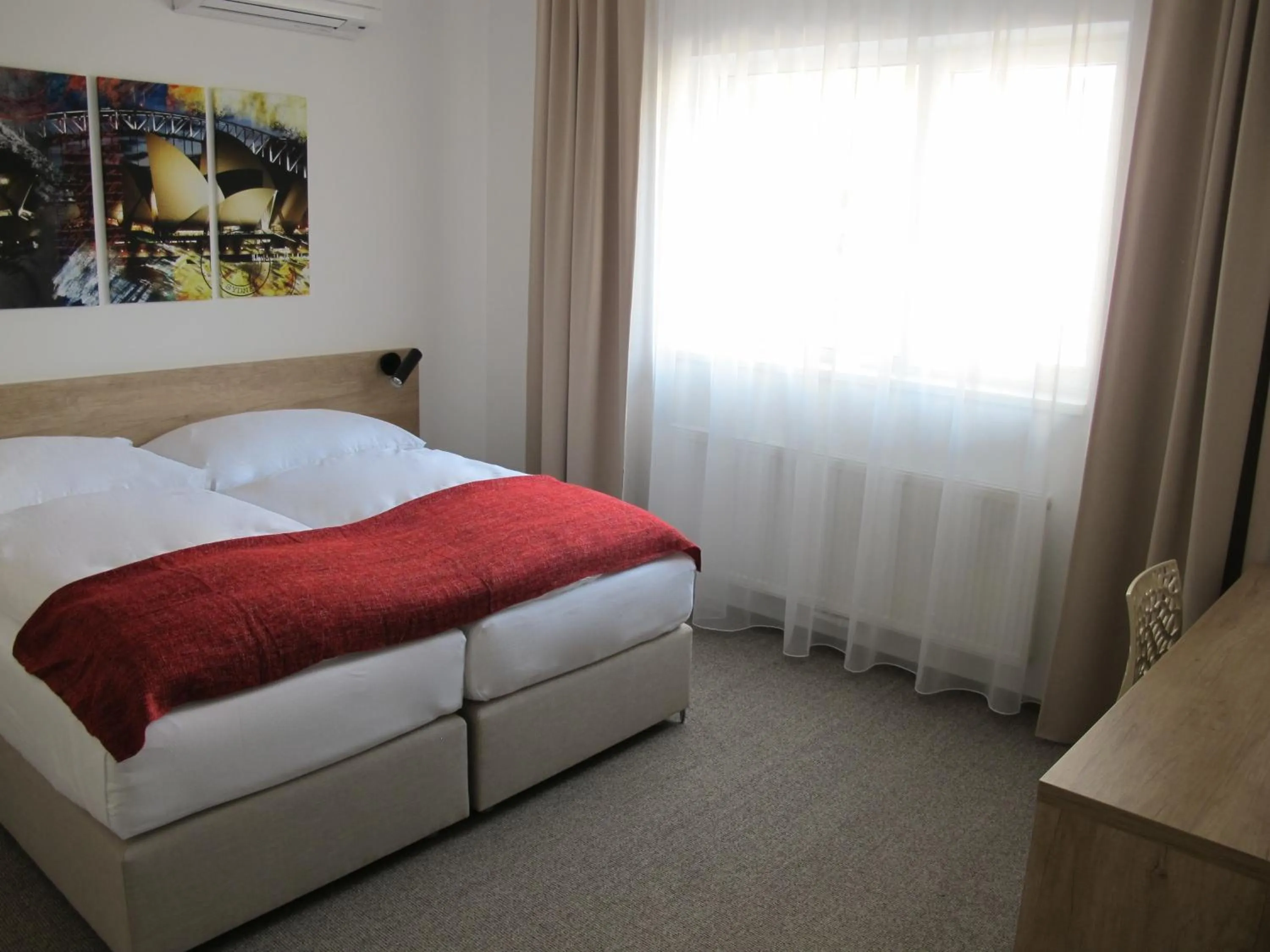 Bedroom, Bed in Hotel Kapitol