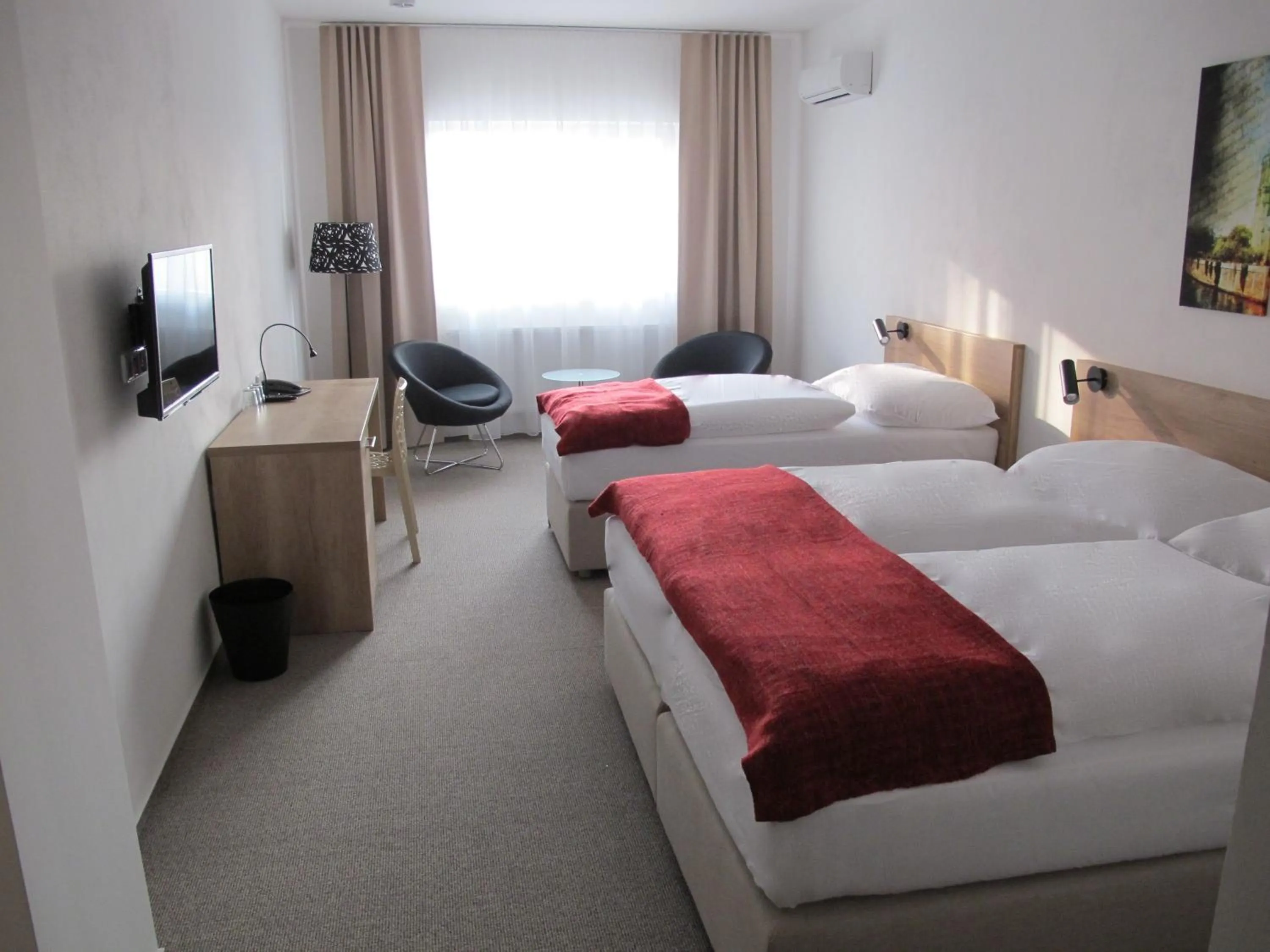 Triple Room with Bathroom in Hotel Kapitol