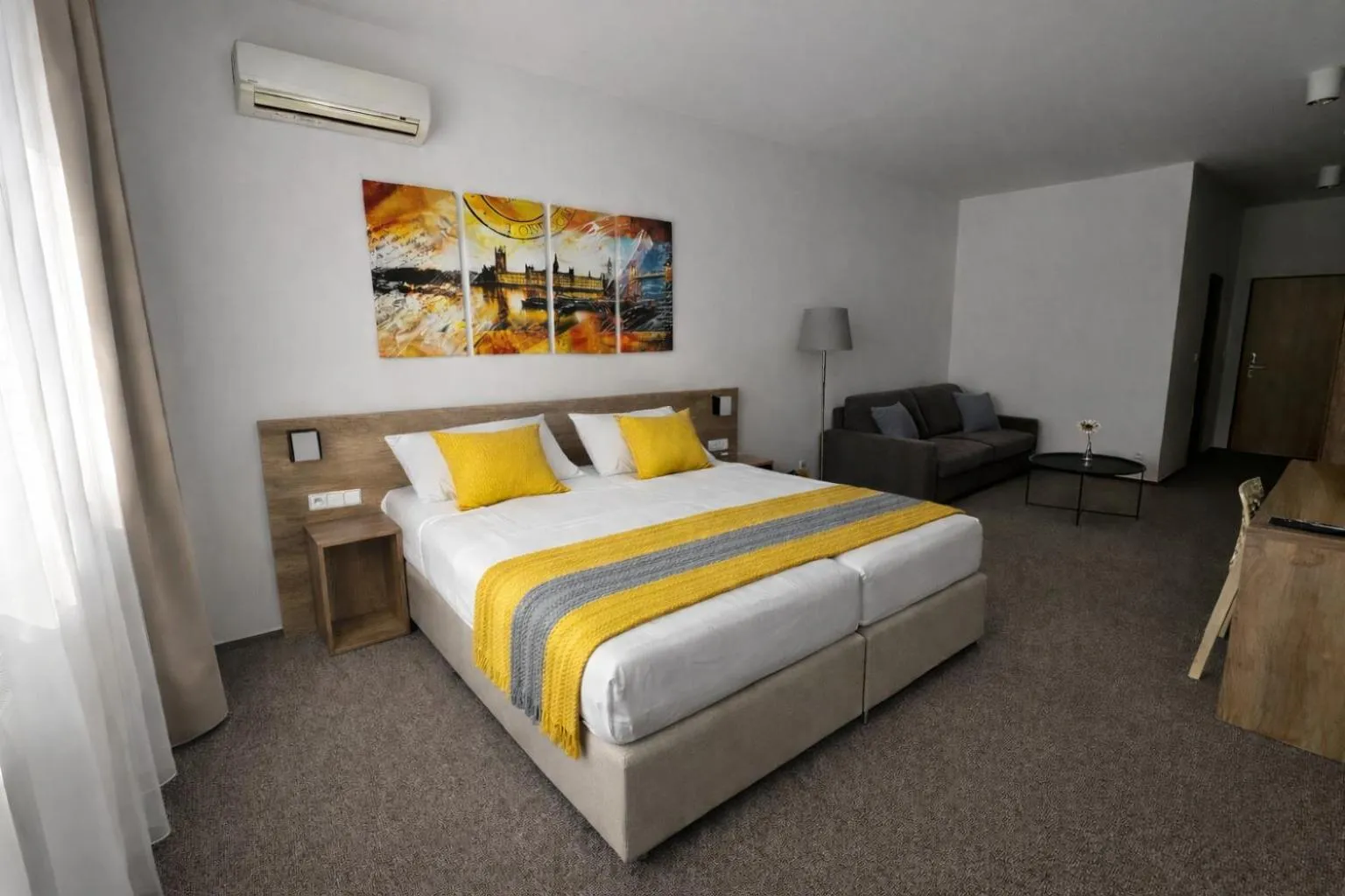 Bed in Hotel Kapitol