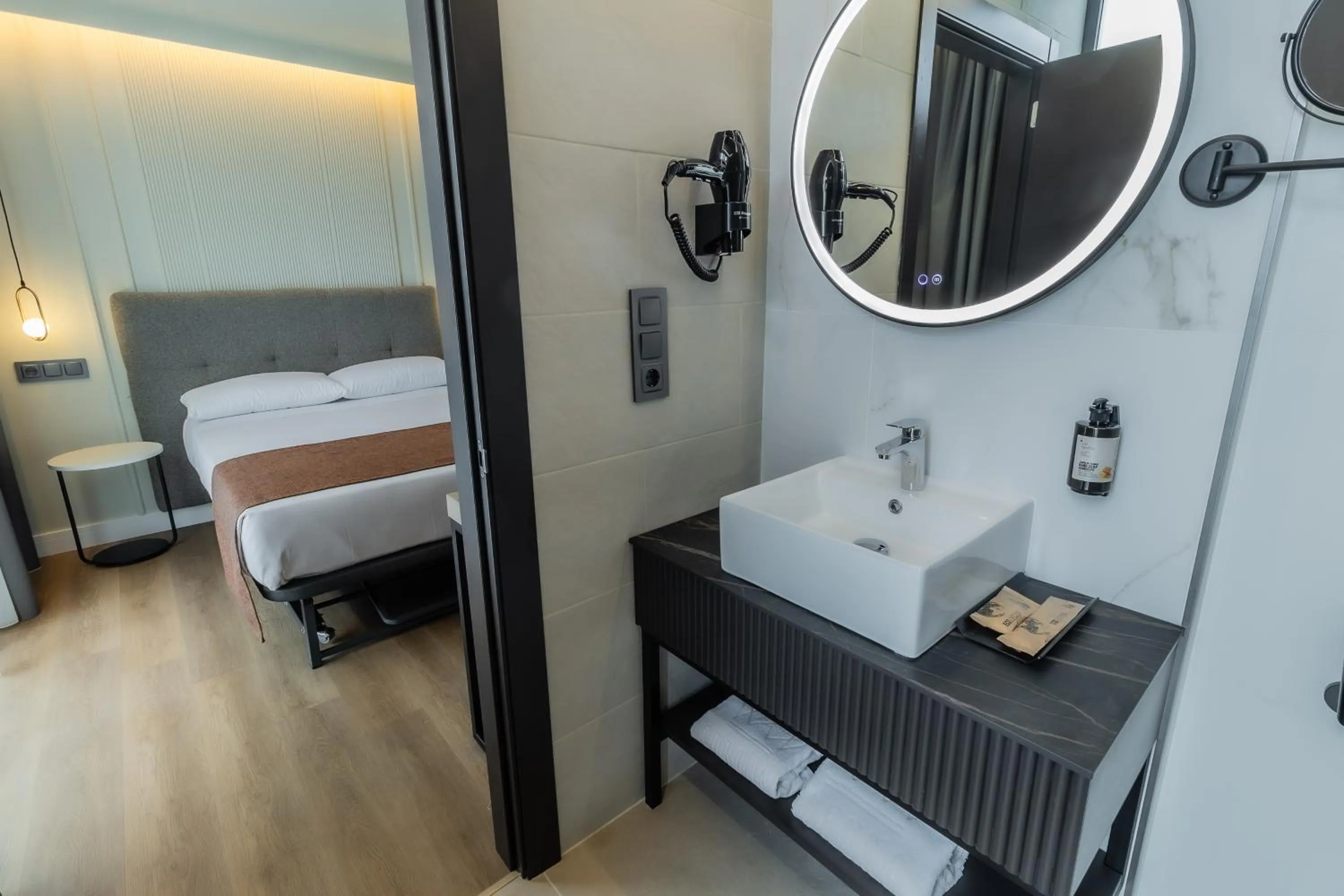 Bathroom, Bed in HOTEL CORONA DE PADRÓN