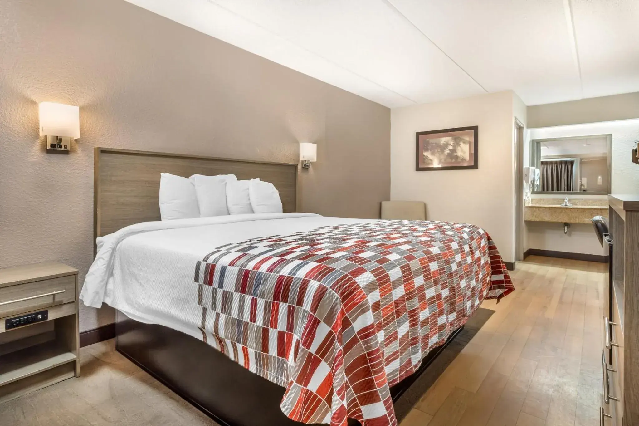 Superior King Room Smoke Free in Red Roof Inn Durham - Duke Univ Medical Center Superior King Room Smoke Free in Red Roof Inn Durham - Duke Univ Medical Center