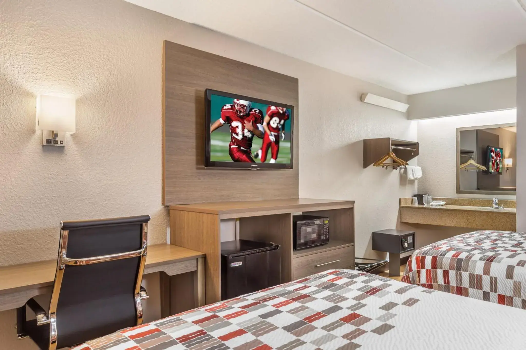 Deluxe Room with Two Double Beds Smoke Free in Red Roof Inn Durham - Duke Univ Medical Center Deluxe Room with Two Double Beds Smoke Free in Red Roof Inn Durham - Duke Univ Medical Center