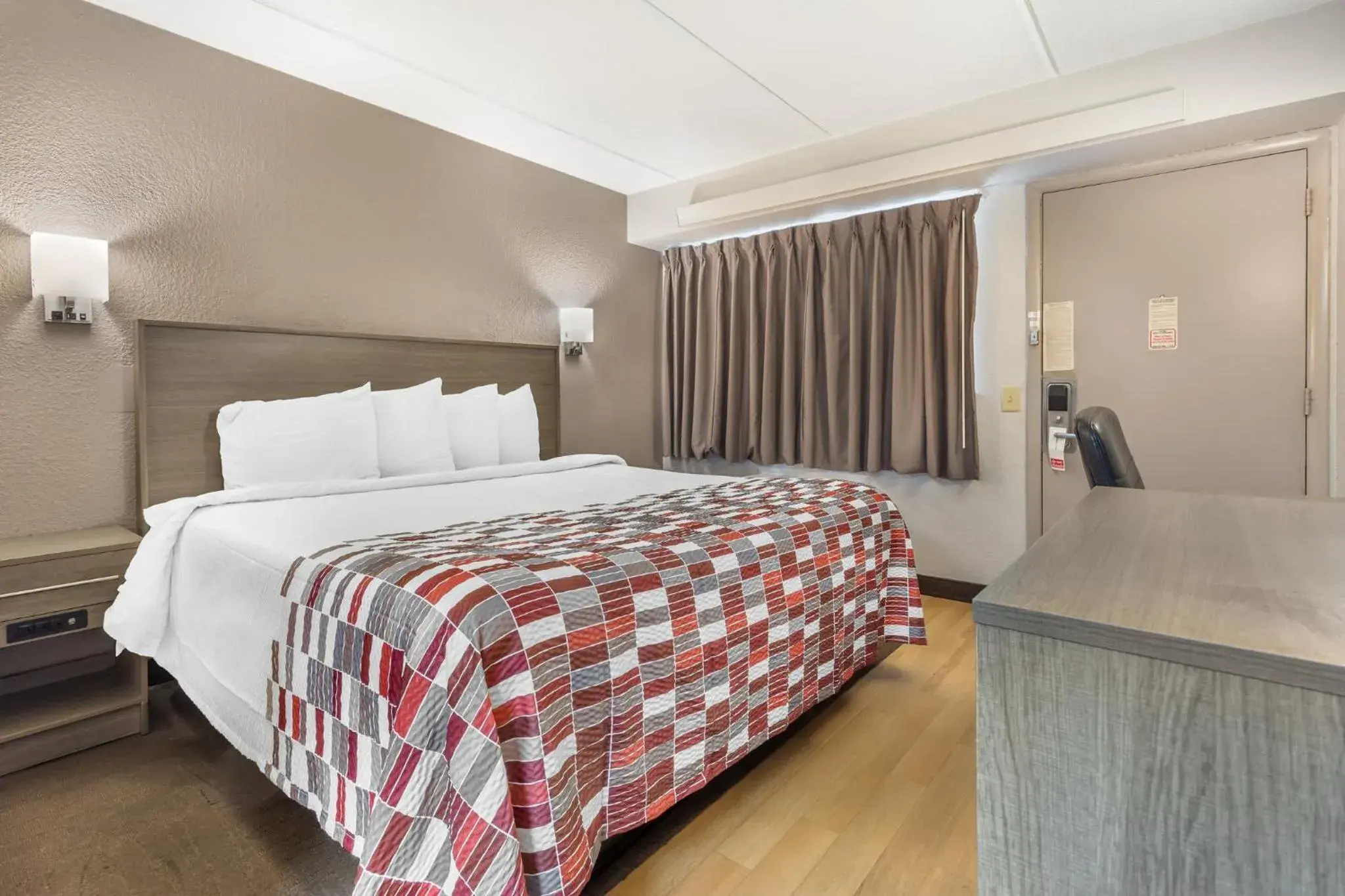 Deluxe King Room Disability Access Smoke Free in Red Roof Inn Durham - Duke Univ Medical Center Deluxe King Room Disability Access Smoke Free in Red Roof Inn Durham - Duke Univ Medical Center