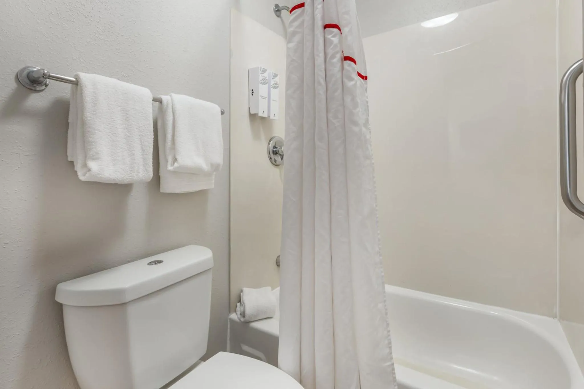 Bathroom in Red Roof Inn Durham - Duke Univ Medical Center