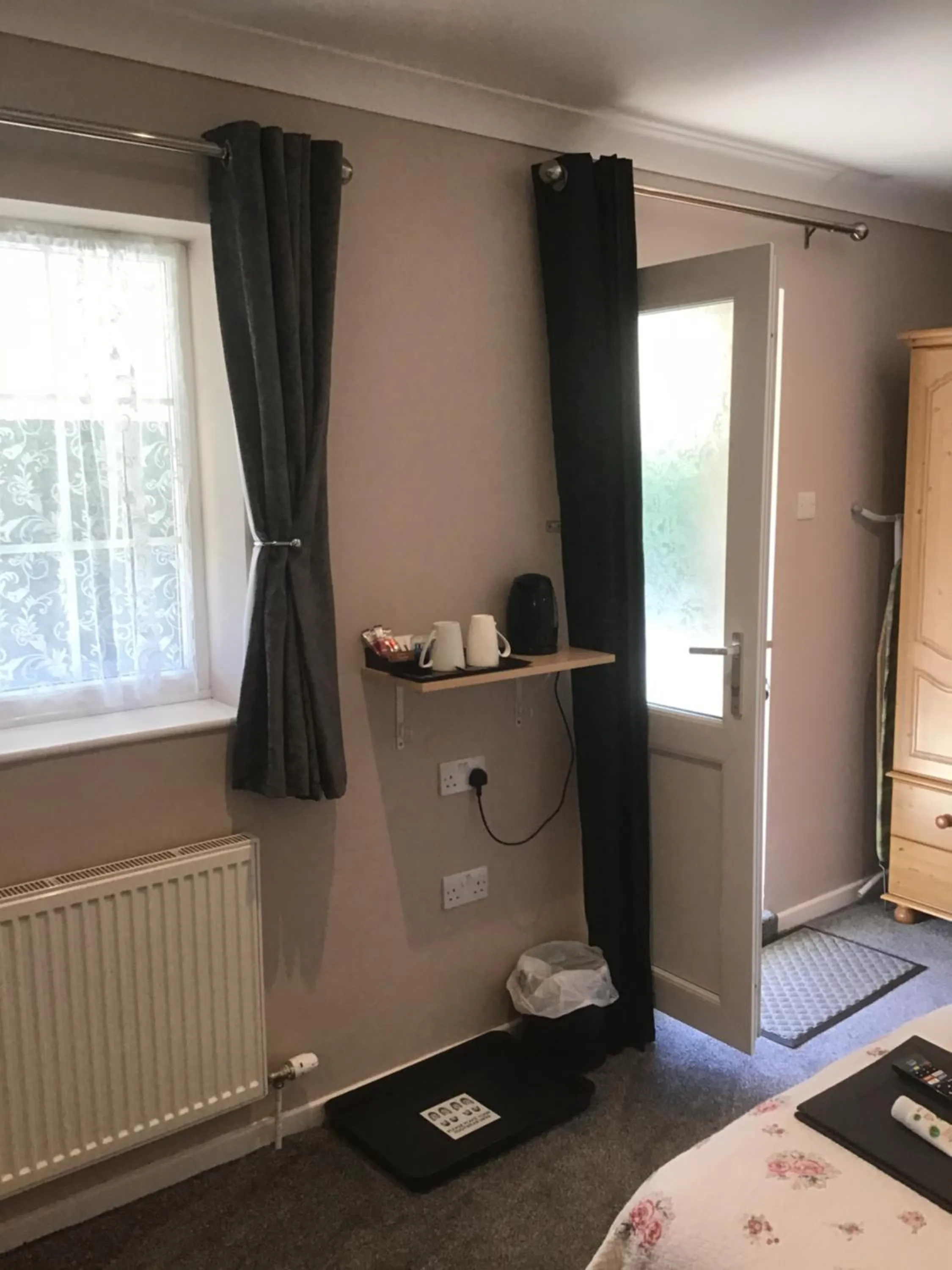 Coffee/tea facilities, Bed in The New Inn Motel