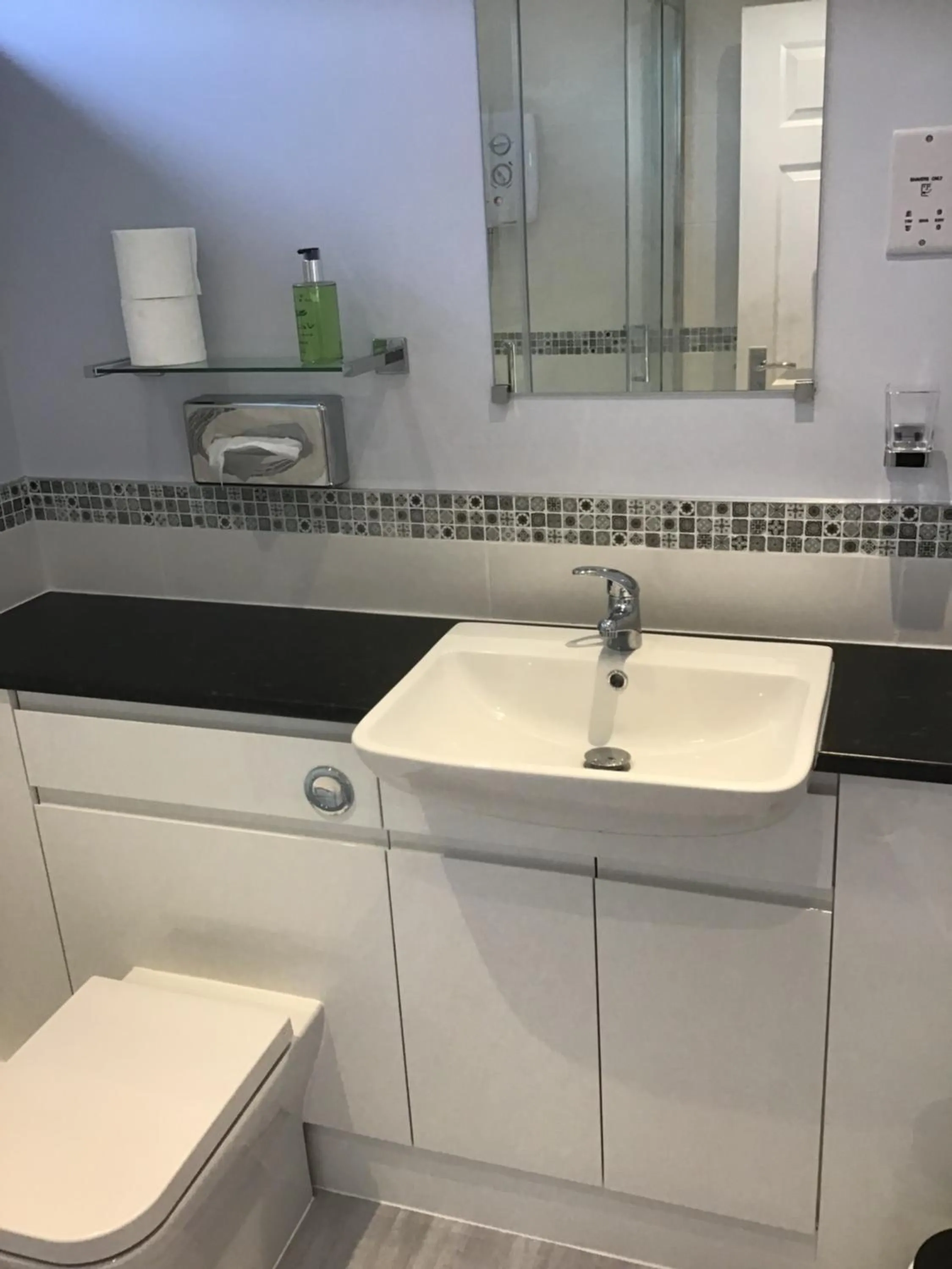 Bathroom in The New Inn Motel