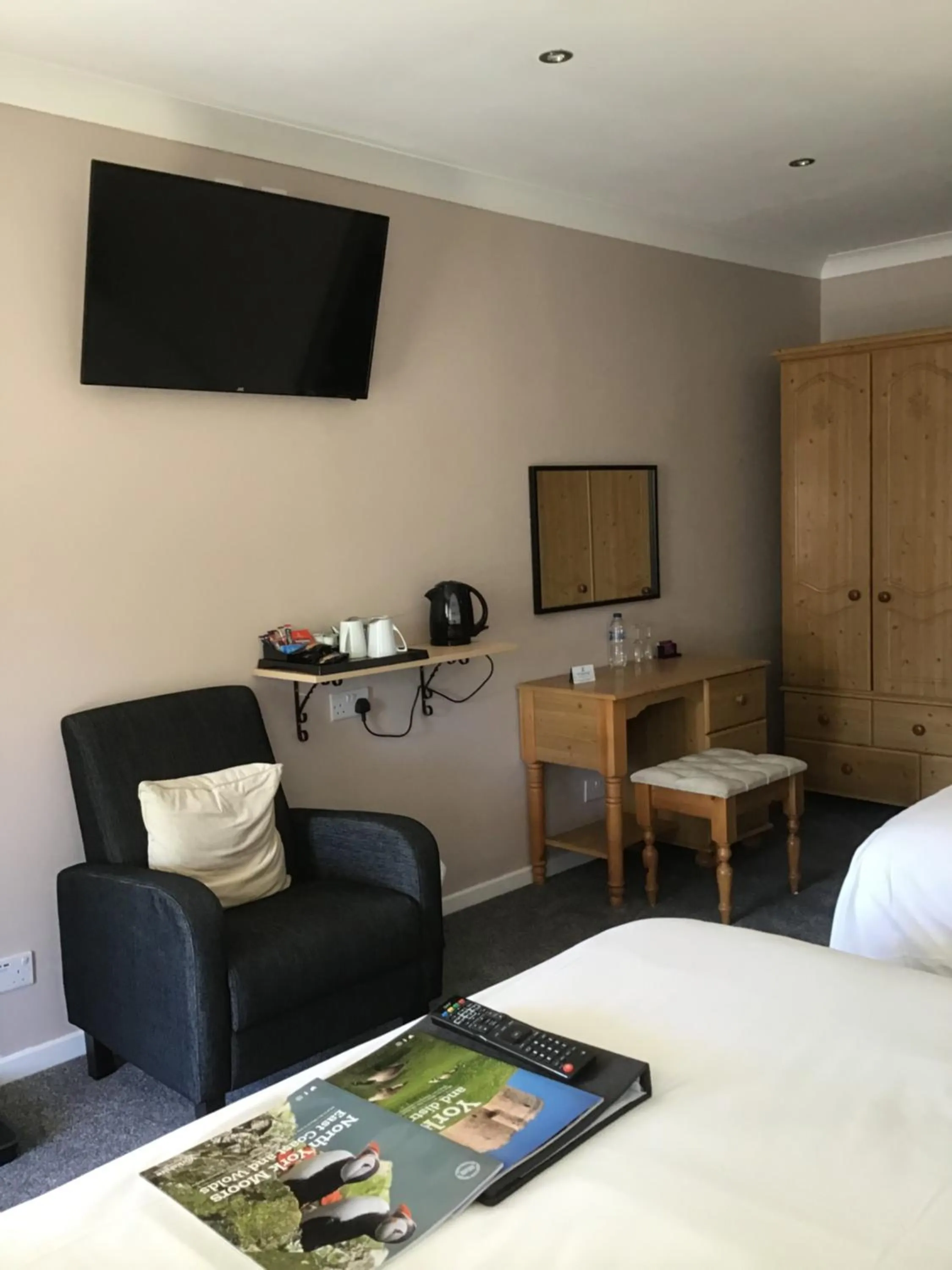 Coffee/tea facilities, Bed in The New Inn Motel