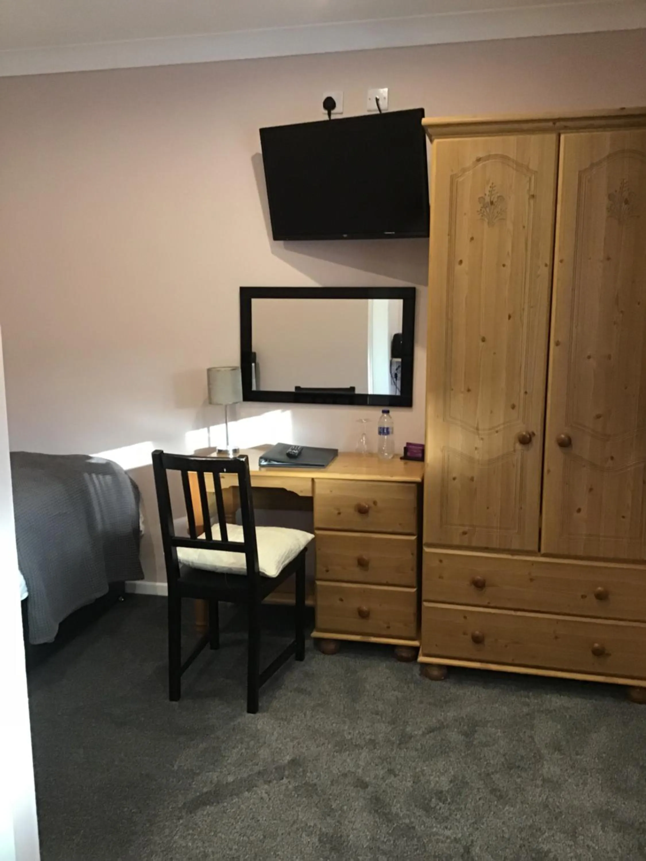 Photo of the whole room in The New Inn Motel