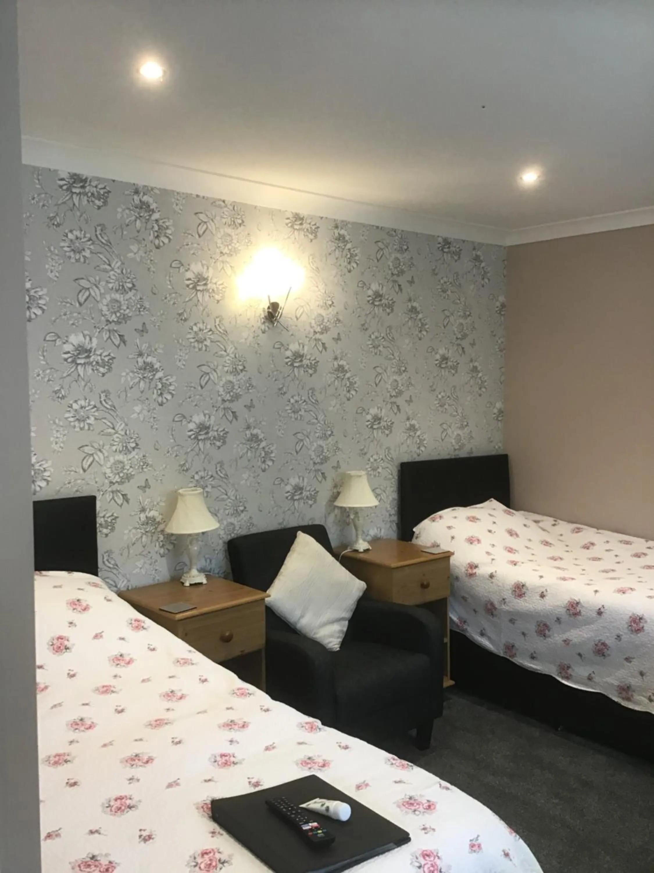 Photo of the whole room, Bed in The New Inn Motel