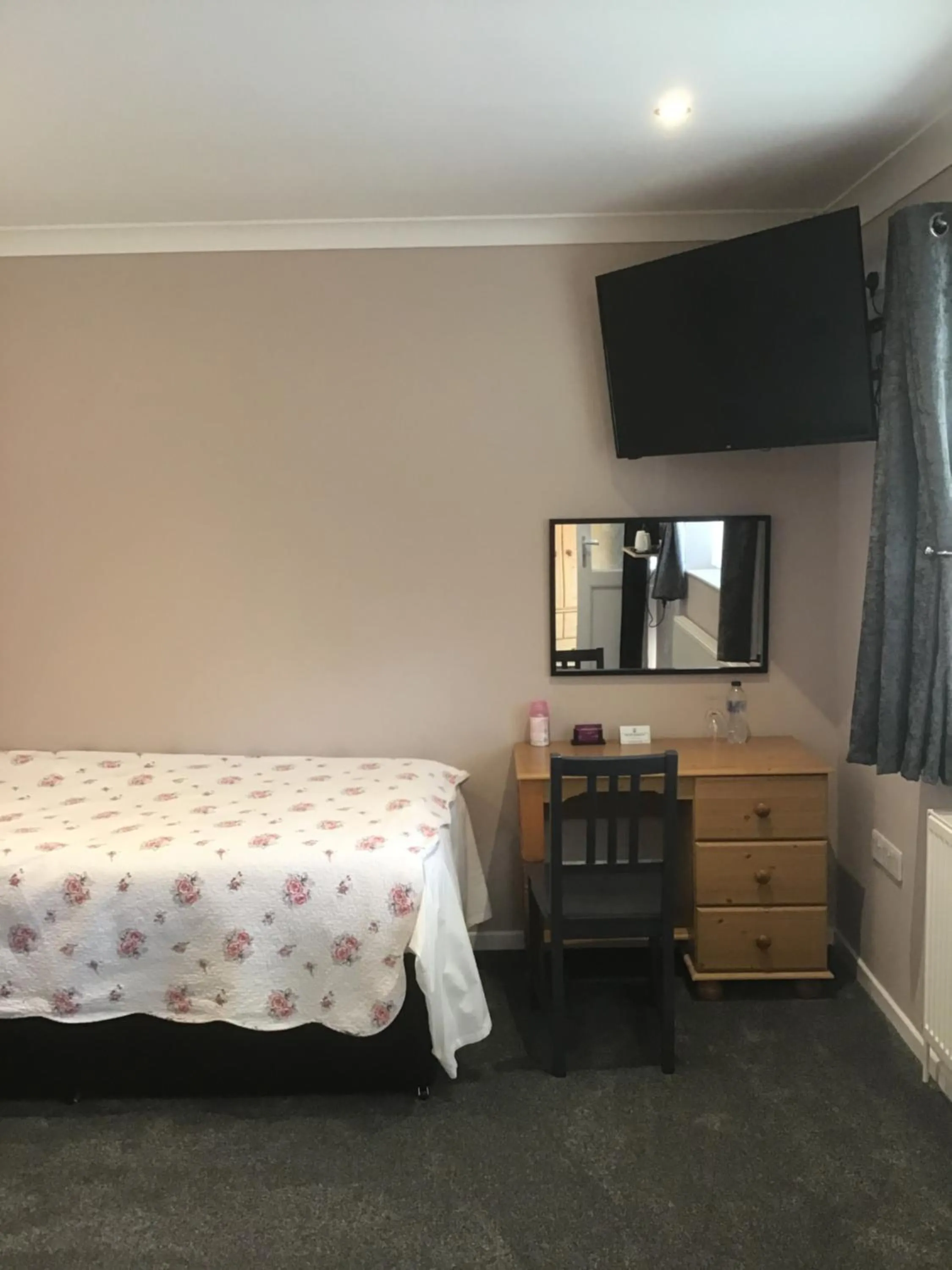 Photo of the whole room, Bed in The New Inn Motel