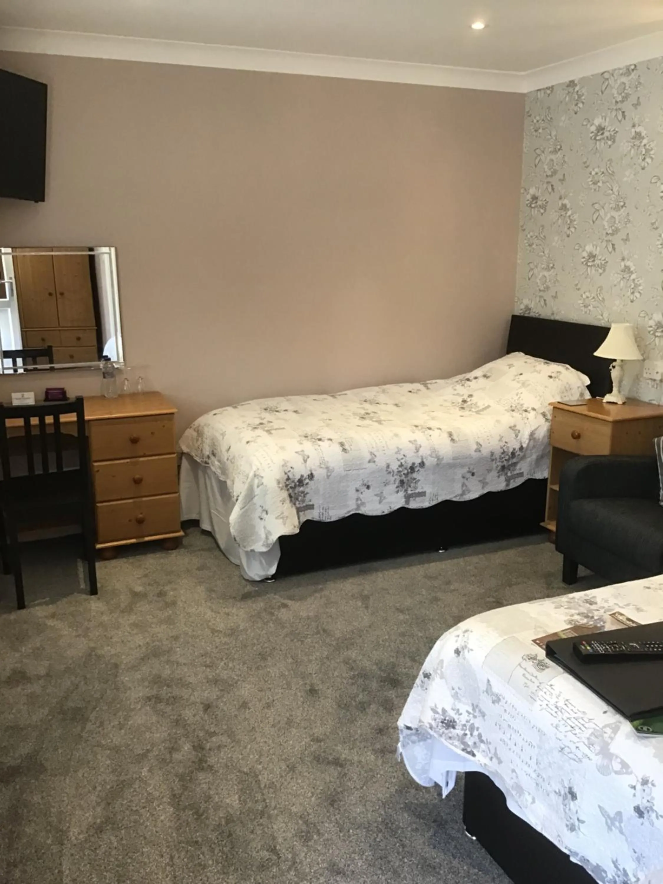 Photo of the whole room, Bed in The New Inn Motel