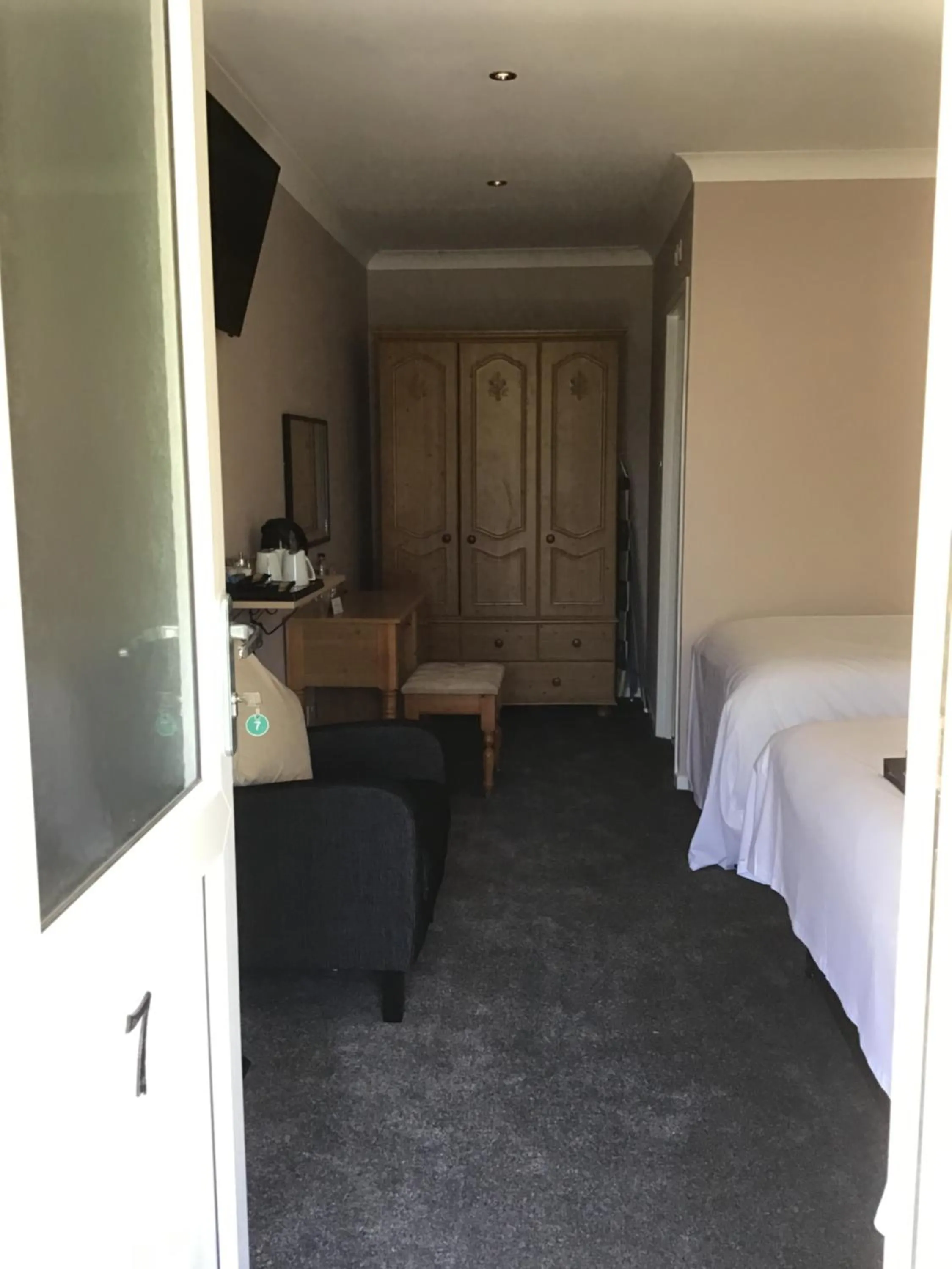 Photo of the whole room, Bed in The New Inn Motel