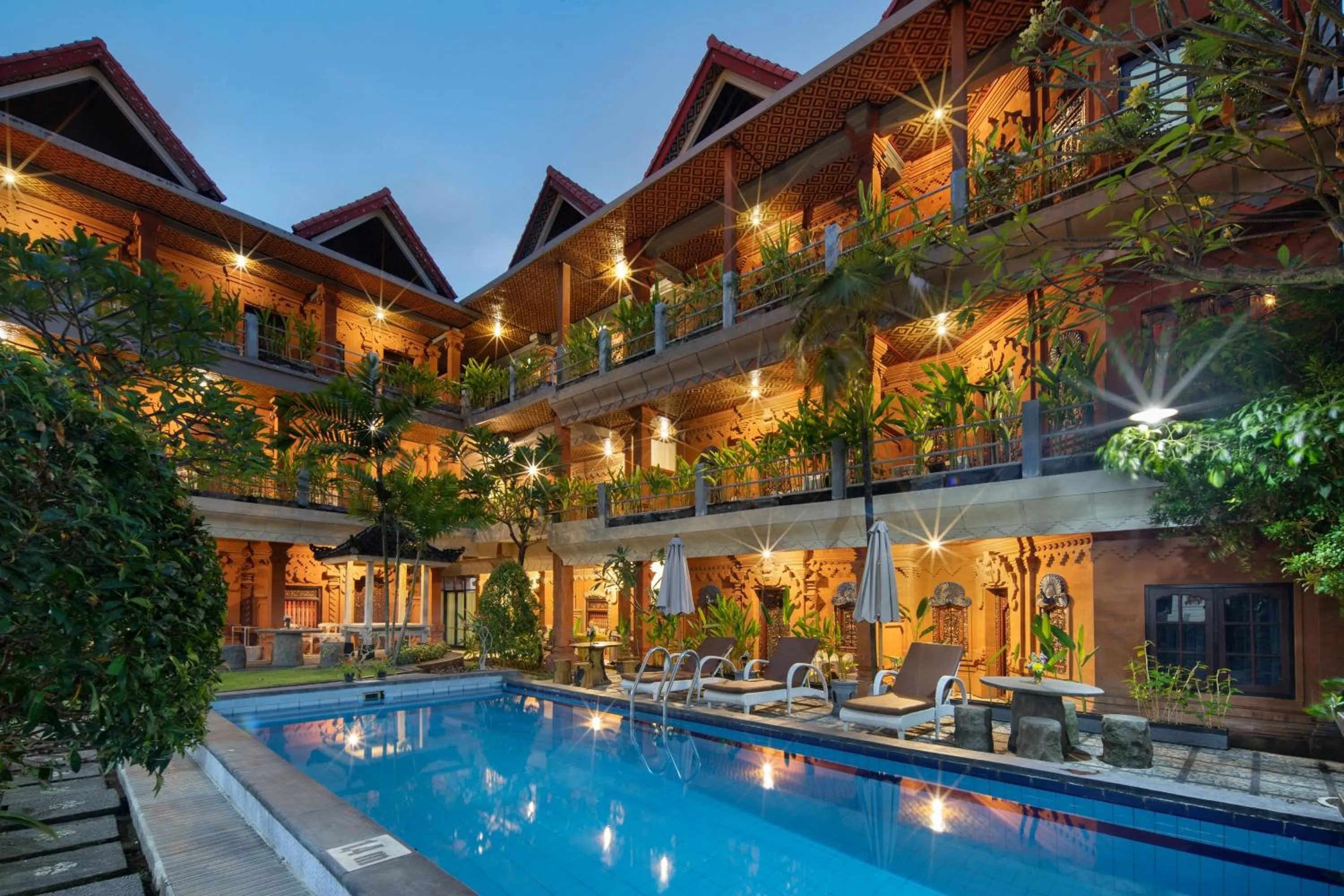 Swimming pool in Lumbung Sari Hotel Legian