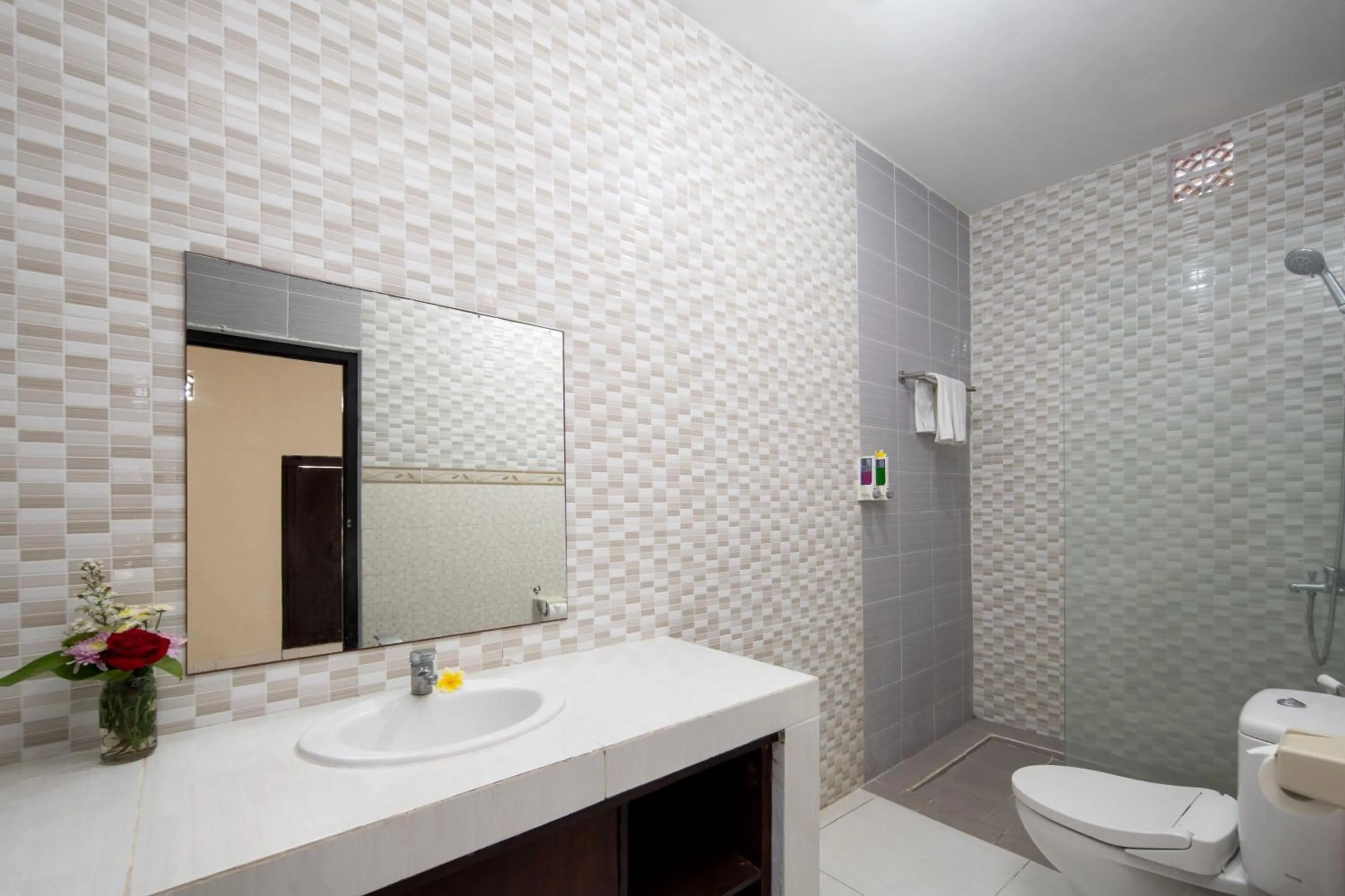 Bathroom in Lumbung Sari Hotel Legian