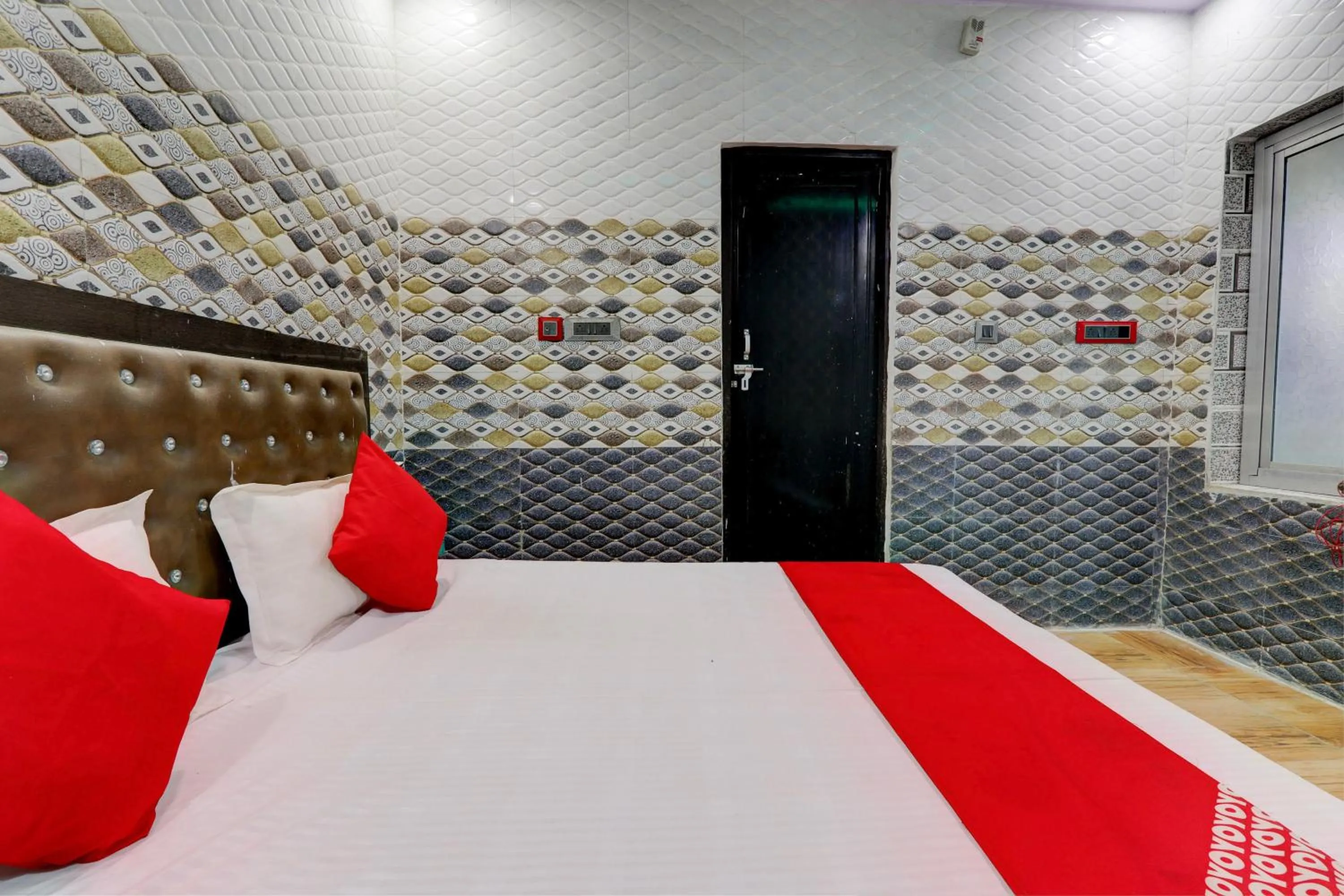 Lobby or reception, Bed in Hotel O by OYO Diamond Palace